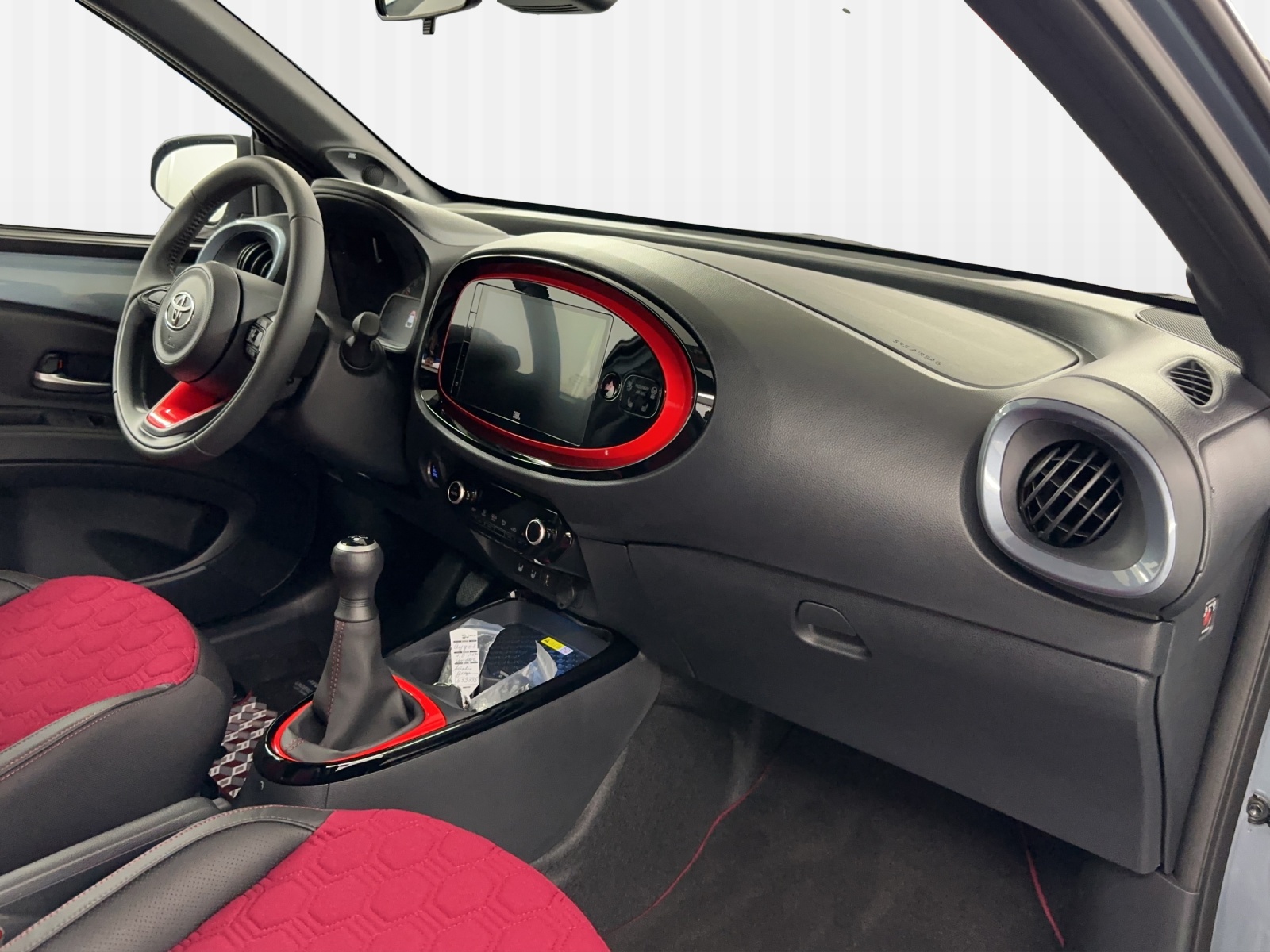 TOYOTA Aygo X 1.0 VVT-i Undercover-image-2