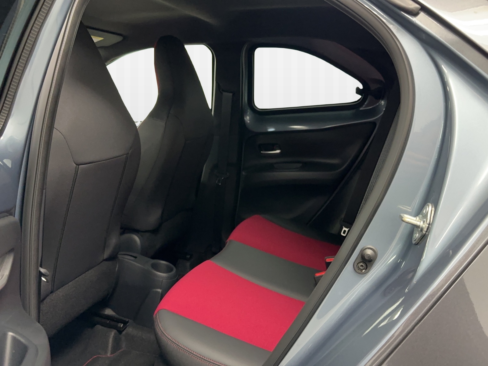 TOYOTA Aygo X 1.0 VVT-i Undercover-image-1