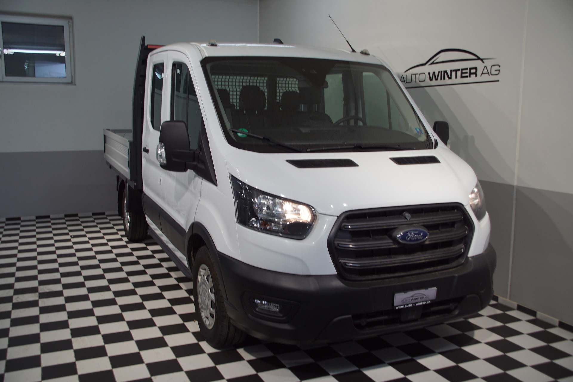 FORD Transit 350 L2 Trend 2.0 TDCi 130 FWD A-showroom-element-1