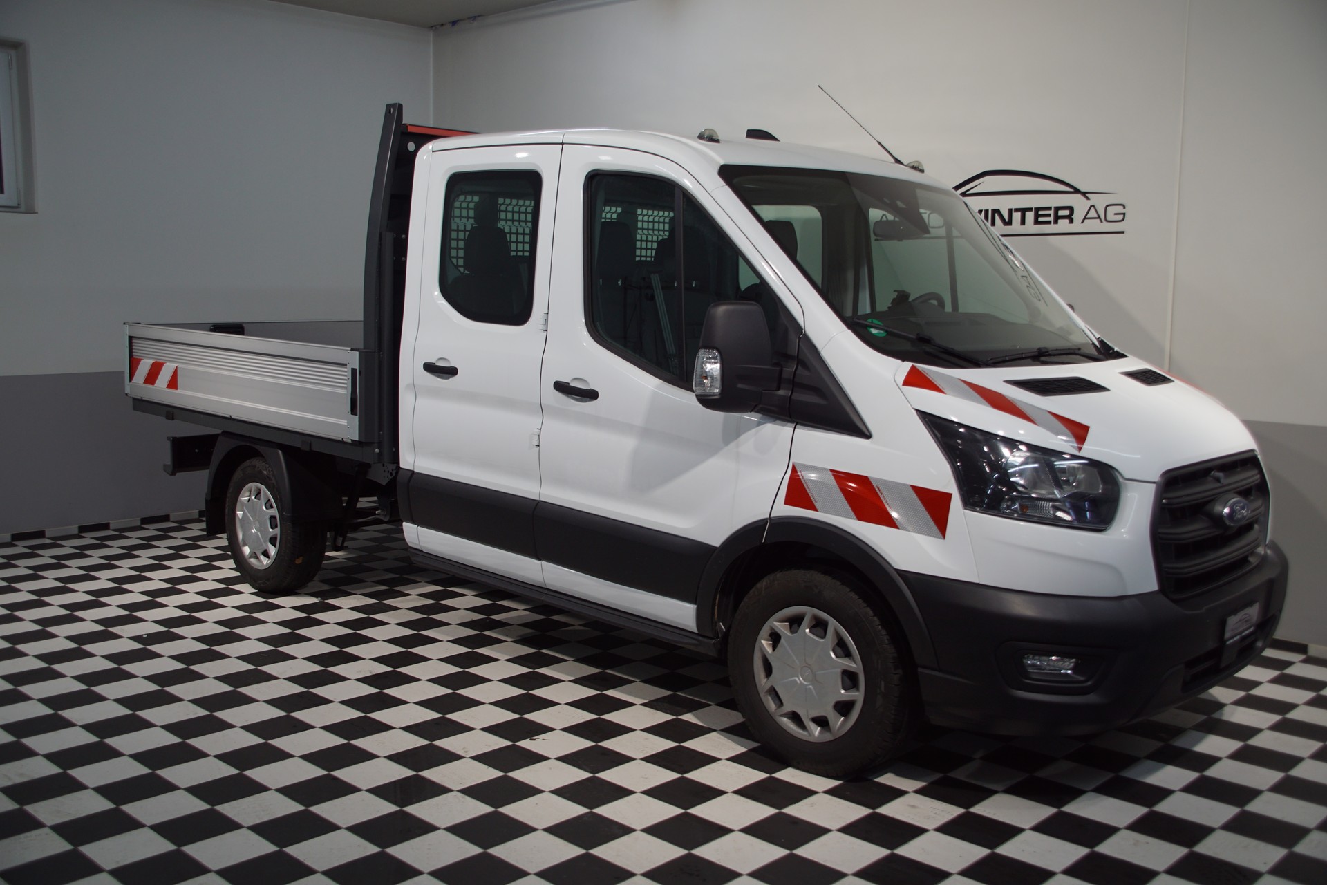 FORD Transit 350 L2 Trend 2.0 TDCi 130 FWD A-showroom-element-1