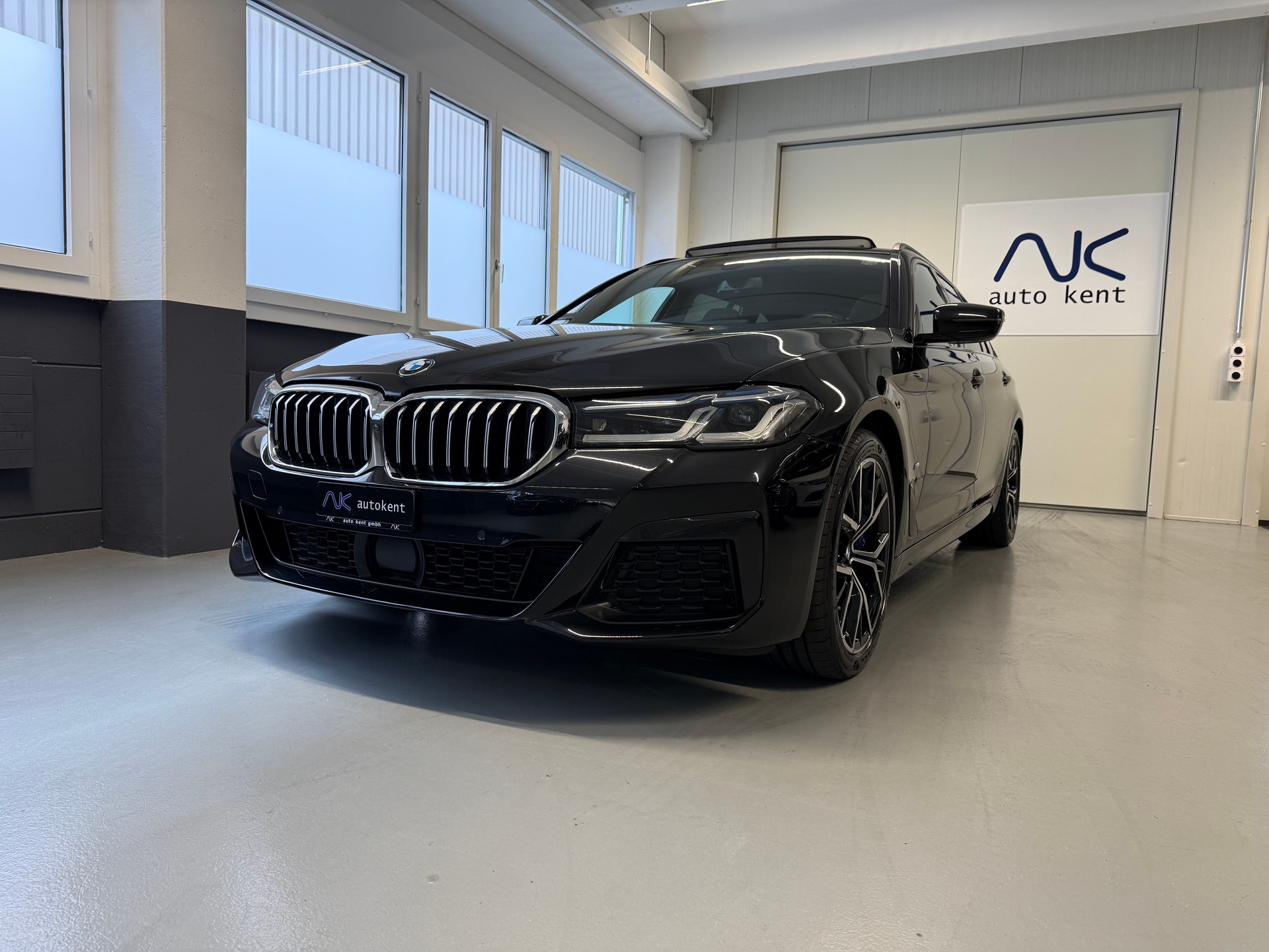 BMW 540d xDrive 48V Touring M Sport Steptronic-image-0