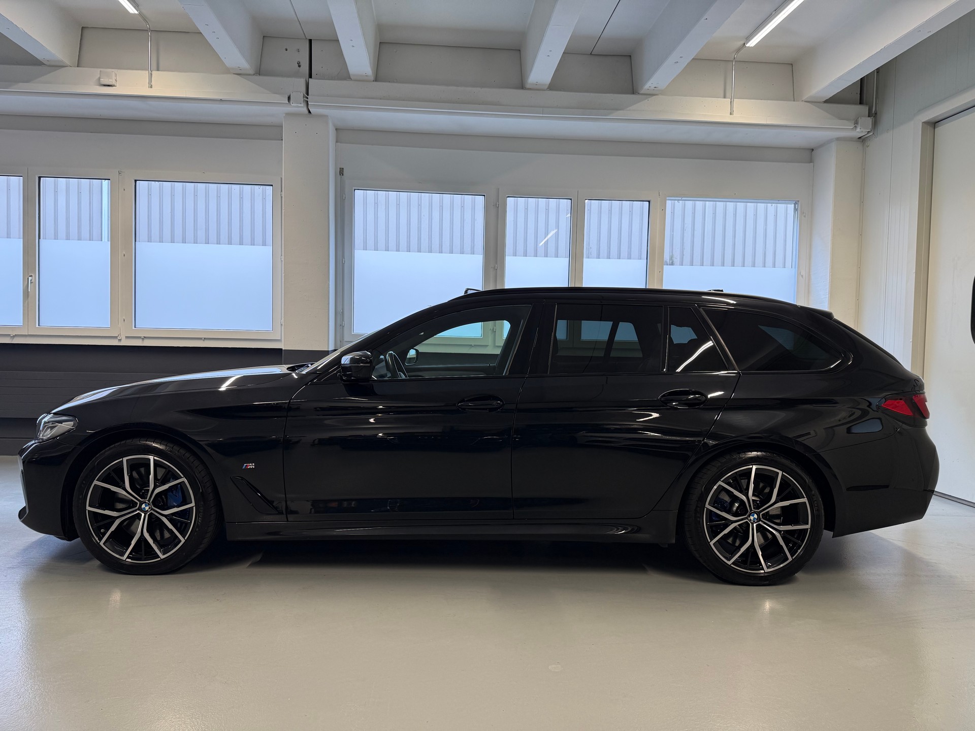 BMW 540d xDrive 48V Touring M Sport Steptronic-image-2