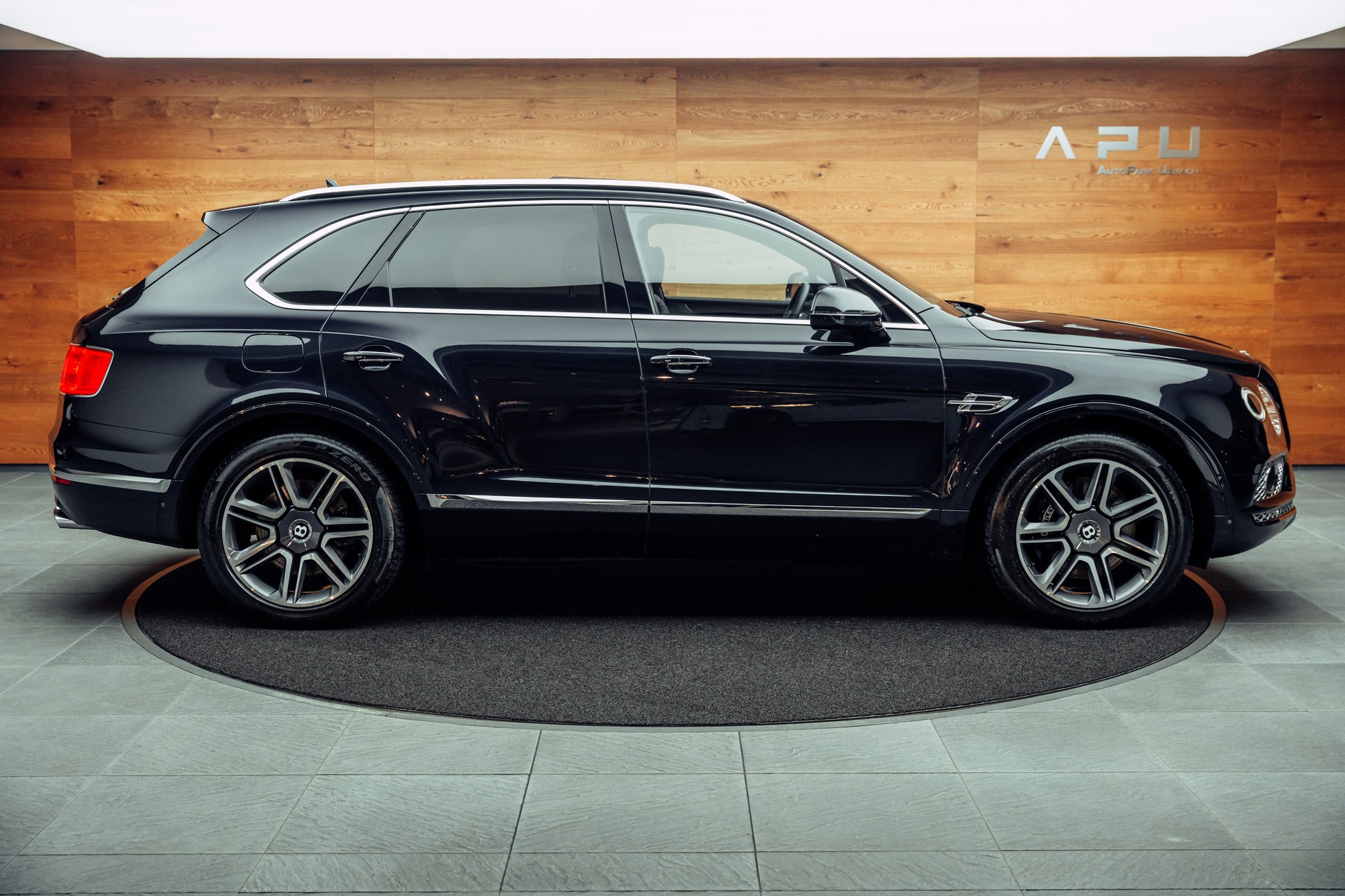 BENTLEY Bentayga V8 Mulliner-image-10