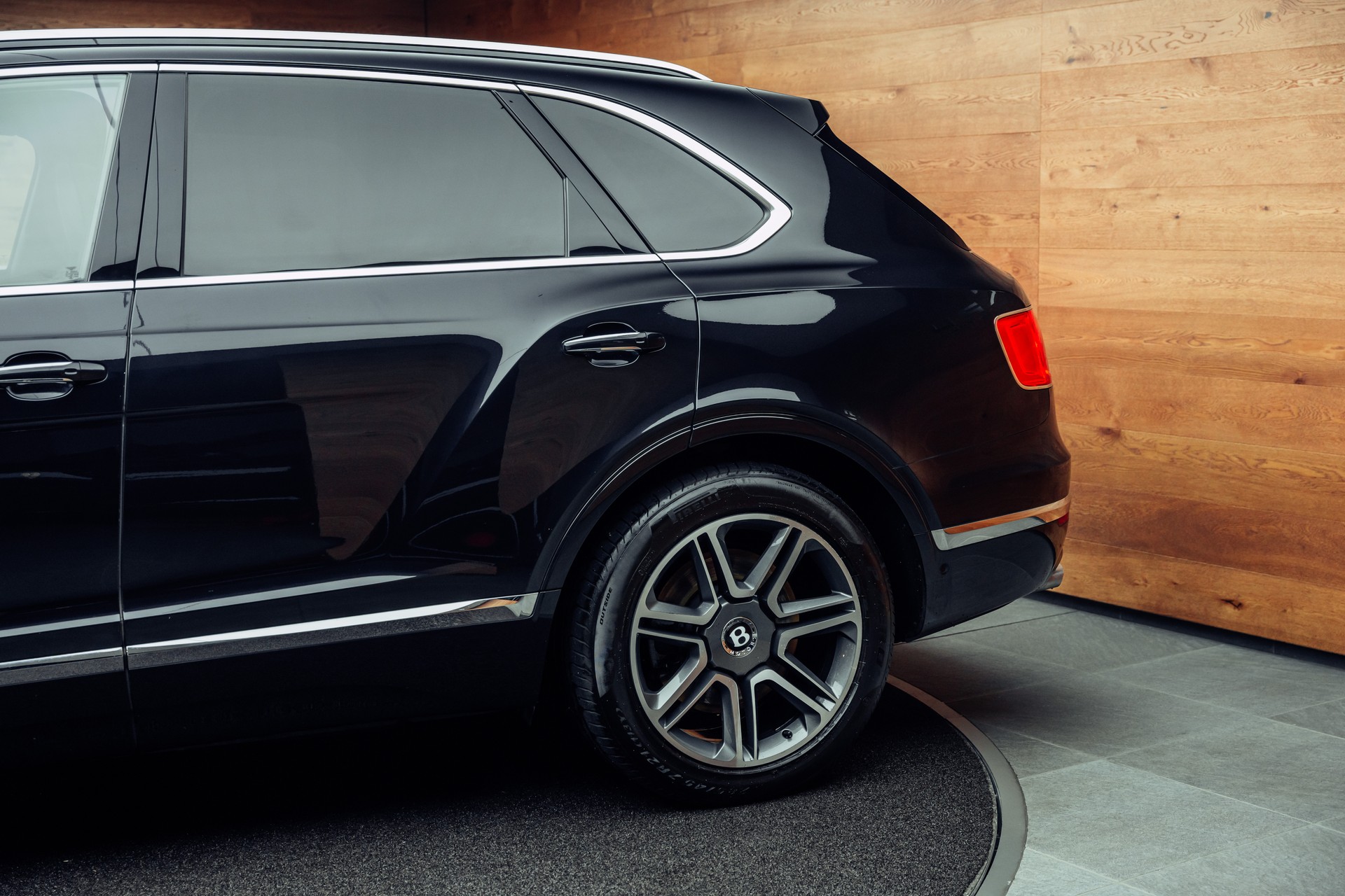 BENTLEY Bentayga V8 Mulliner-image-19