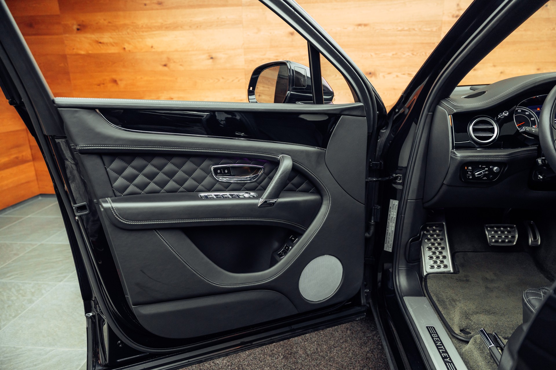BENTLEY Bentayga V8 Mulliner-image-16