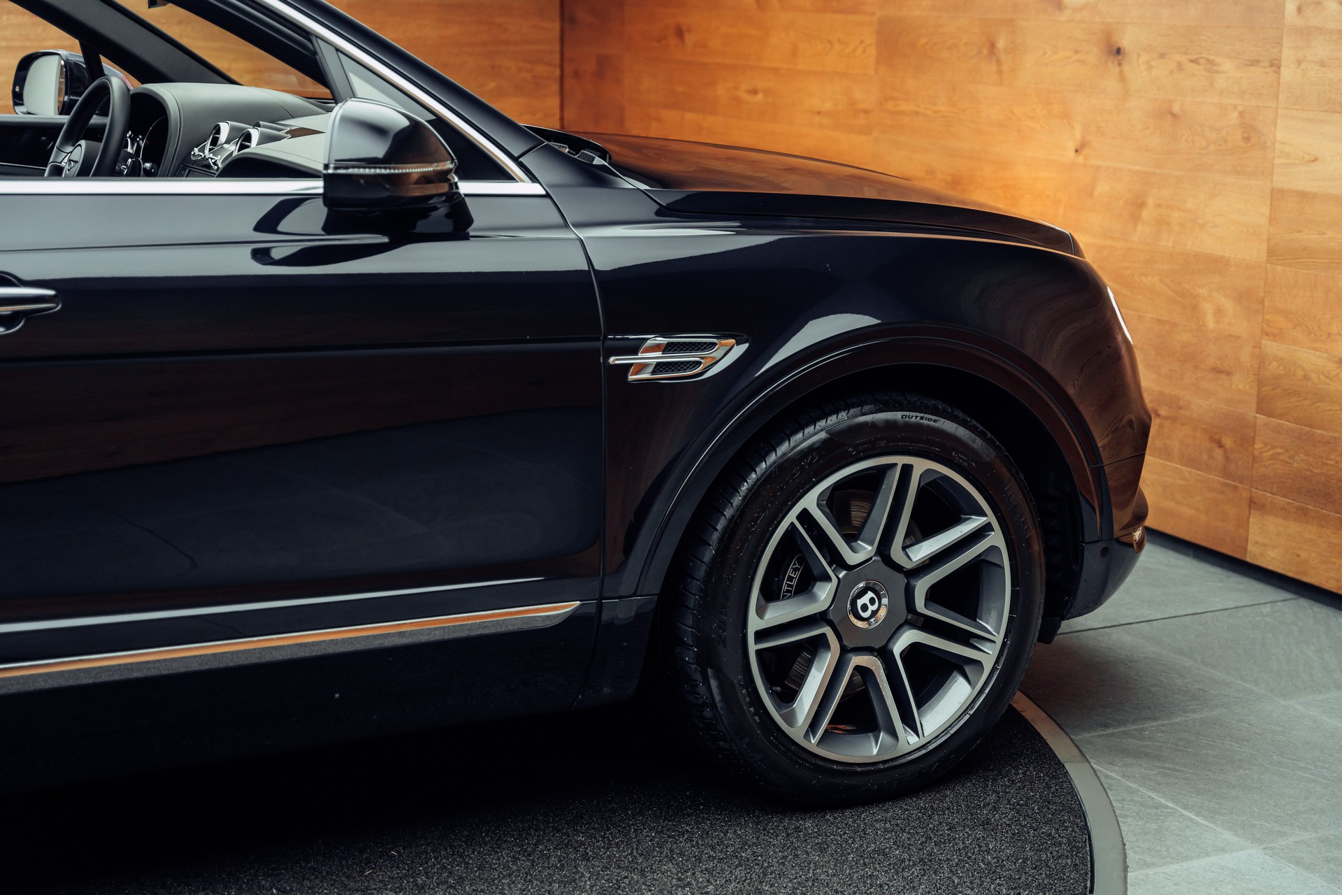 BENTLEY Bentayga V8 Mulliner-image-20