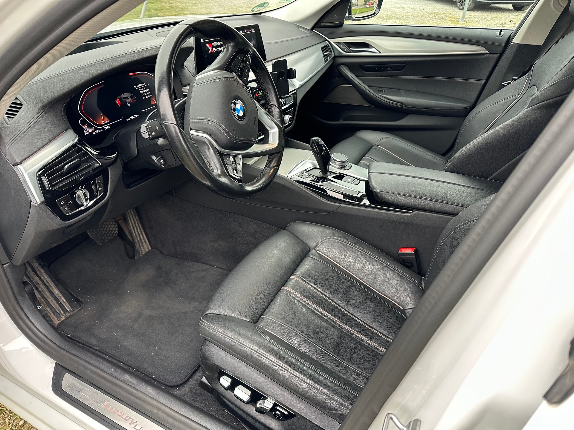 BMW 530d xDrive Touring Luxury Line Steptronic-image-4