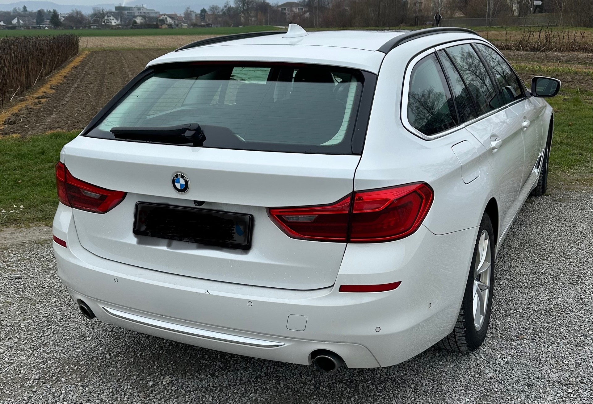BMW 530d xDrive Touring Luxury Line Steptronic-image-1