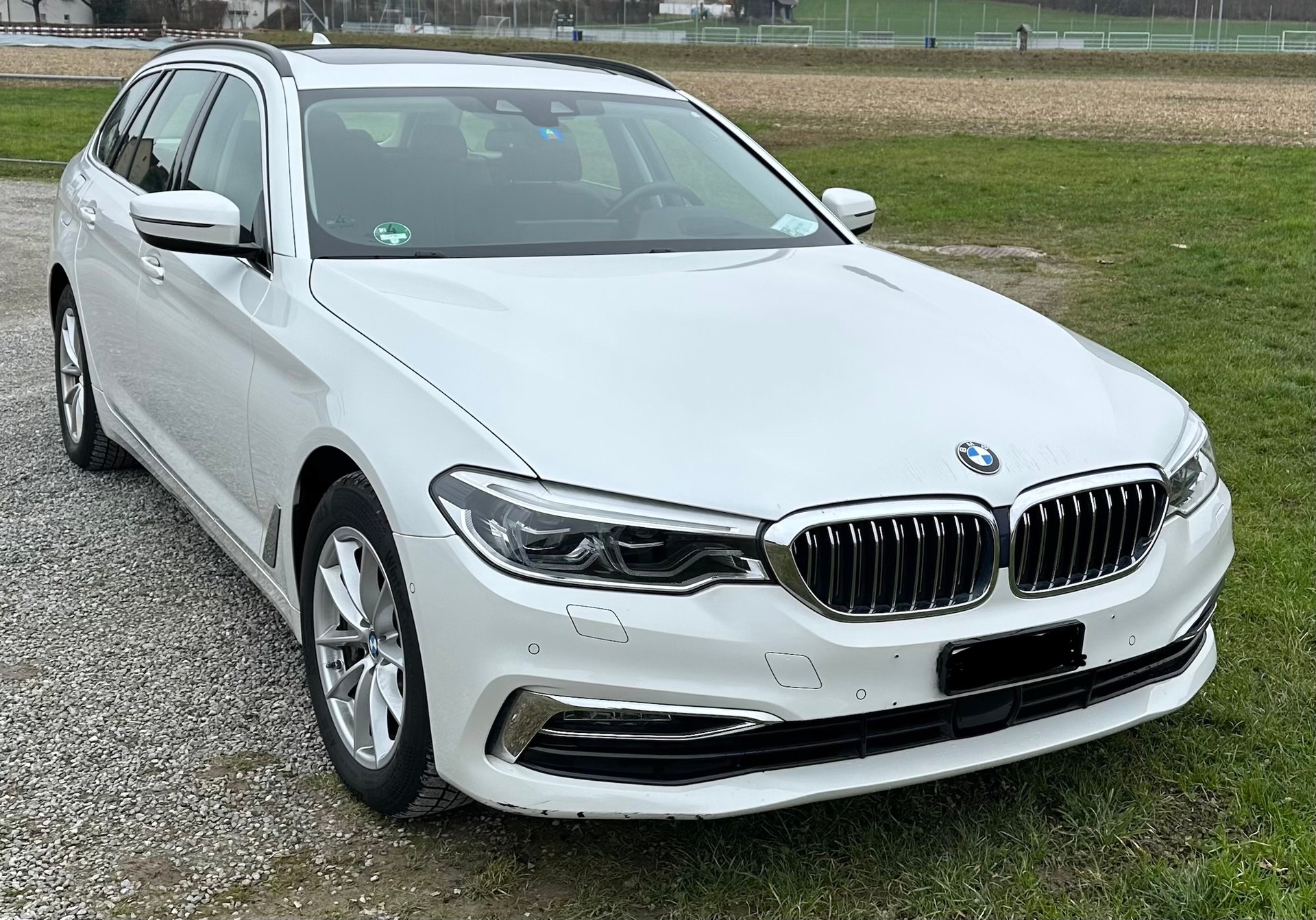BMW 530d xDrive Touring Luxury Line Steptronic-image-3