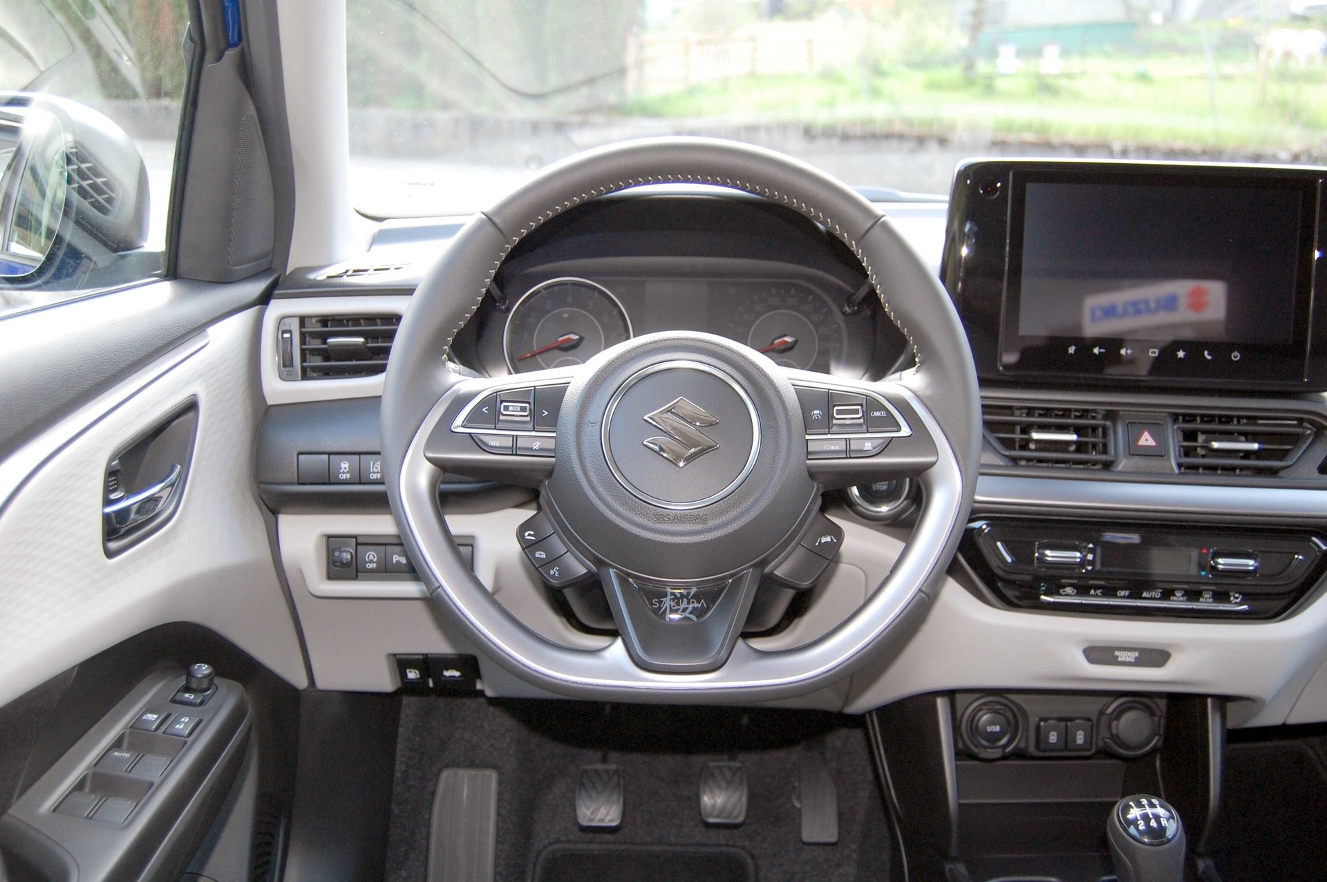SUZUKI Swift 1.2 Sakura Top Hybrid 4x4-image-11