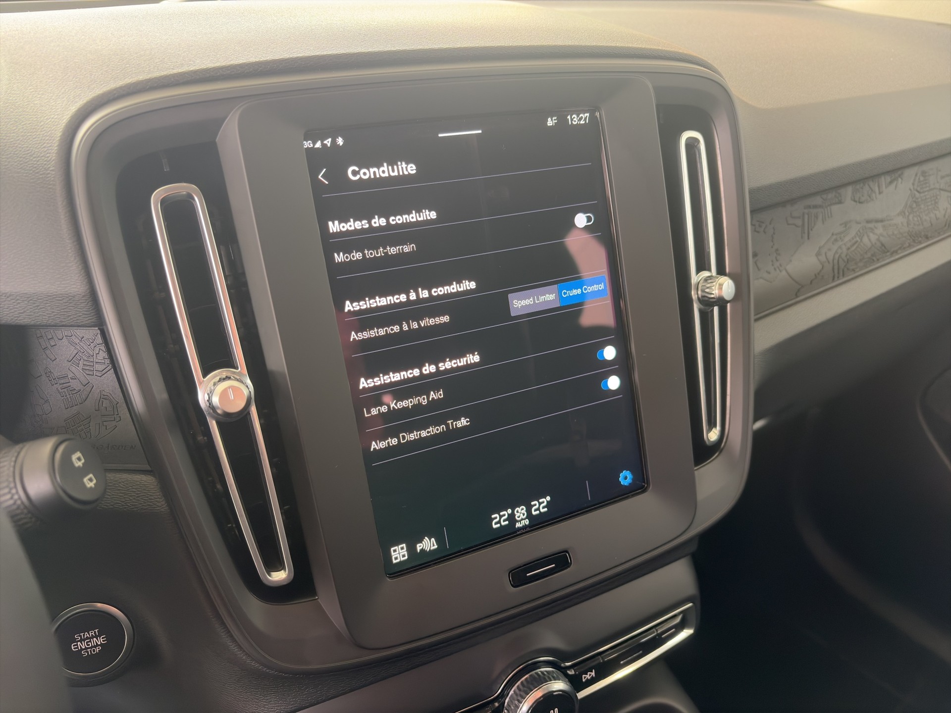 VOLVO XC40 B3 Benzin Mild Hybrid Essential DCT-image-16