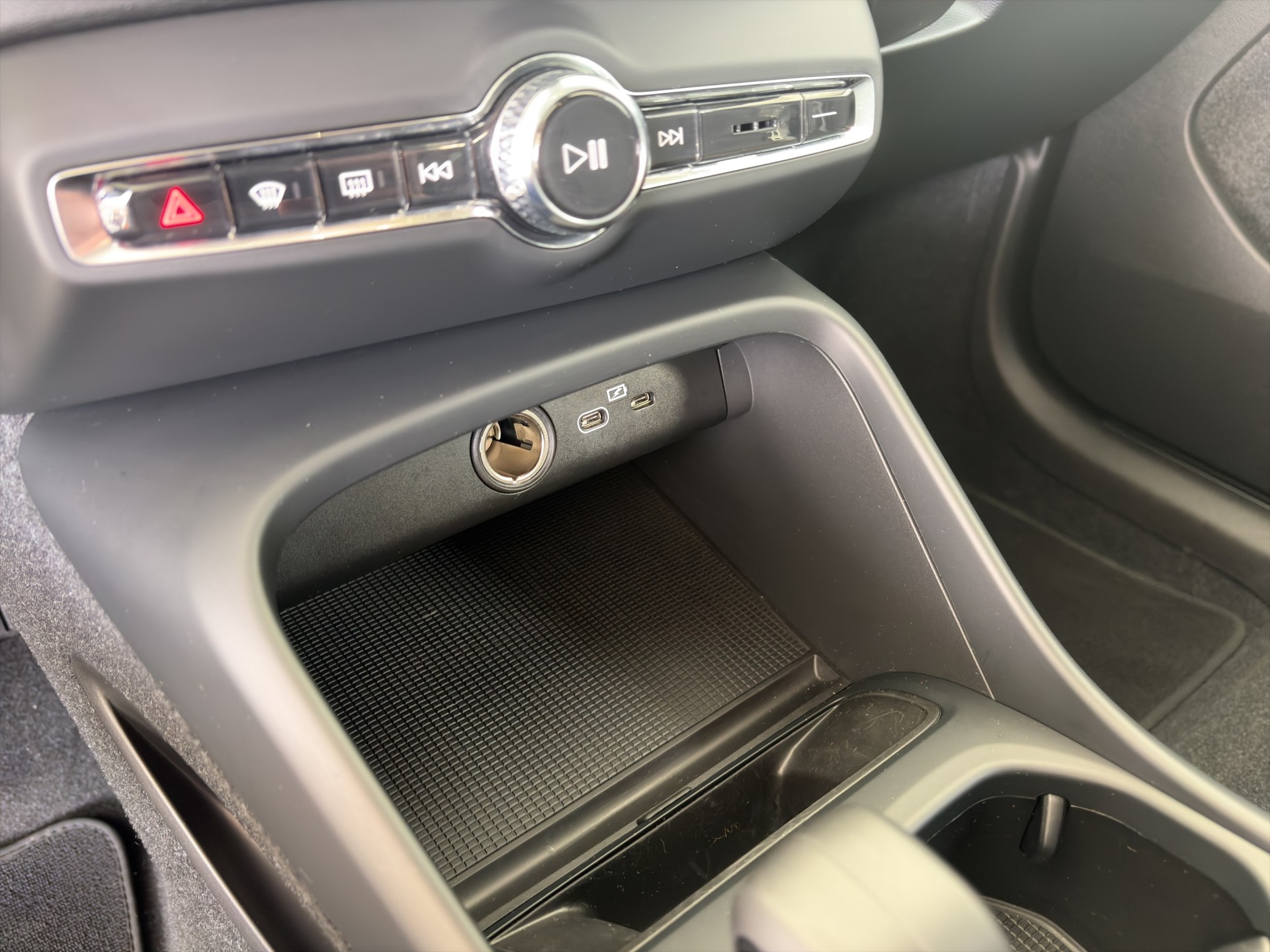 VOLVO XC40 B3 Benzin Mild Hybrid Essential DCT-image-17
