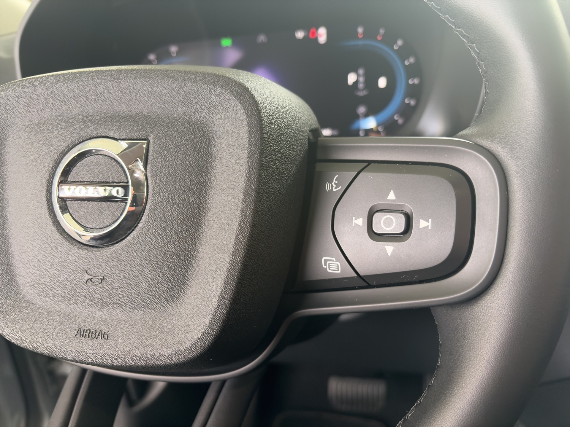 VOLVO XC40 B3 Benzin Mild Hybrid Essential DCT-image-13