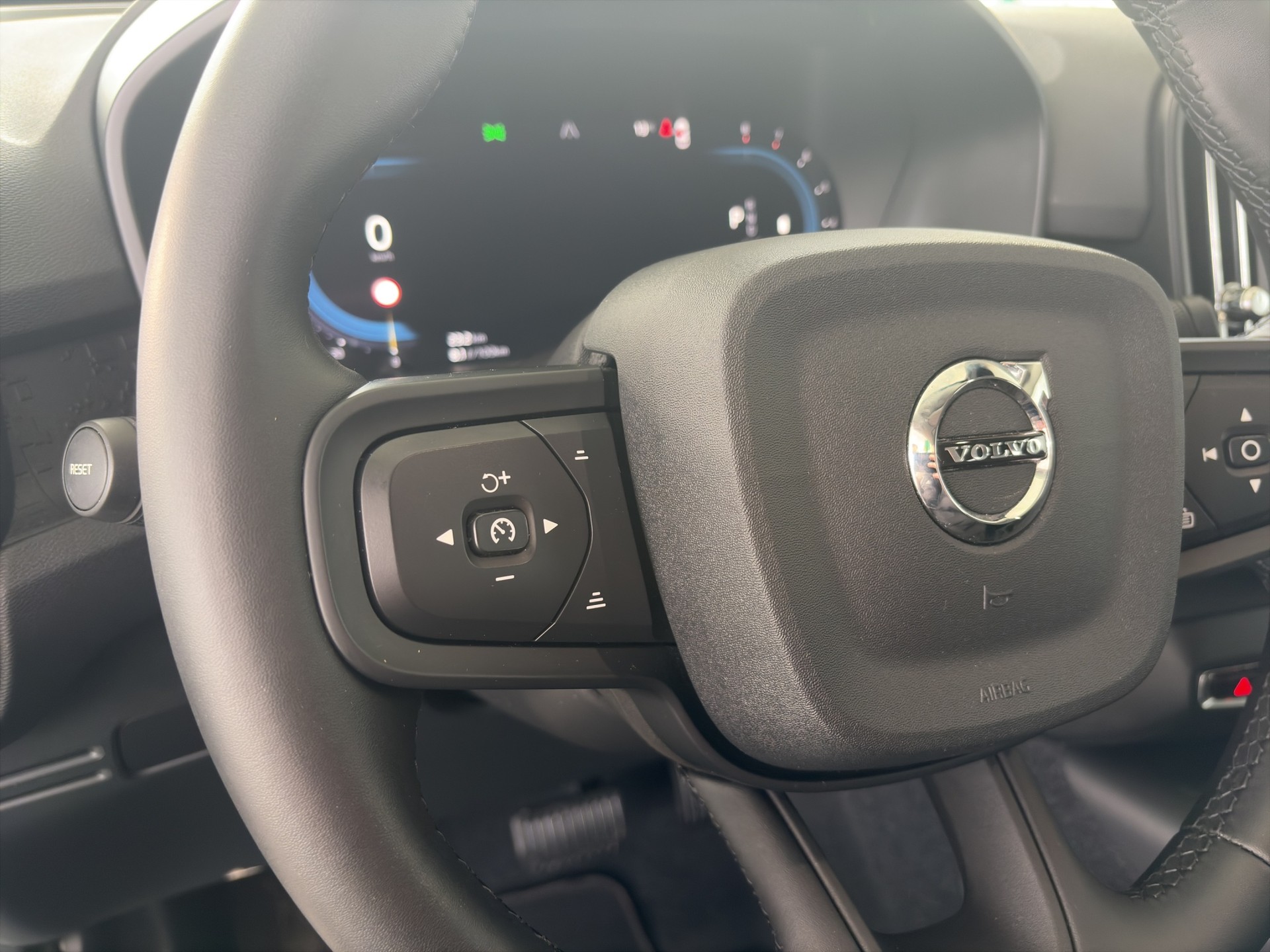 VOLVO XC40 B3 Benzin Mild Hybrid Essential DCT-image-11