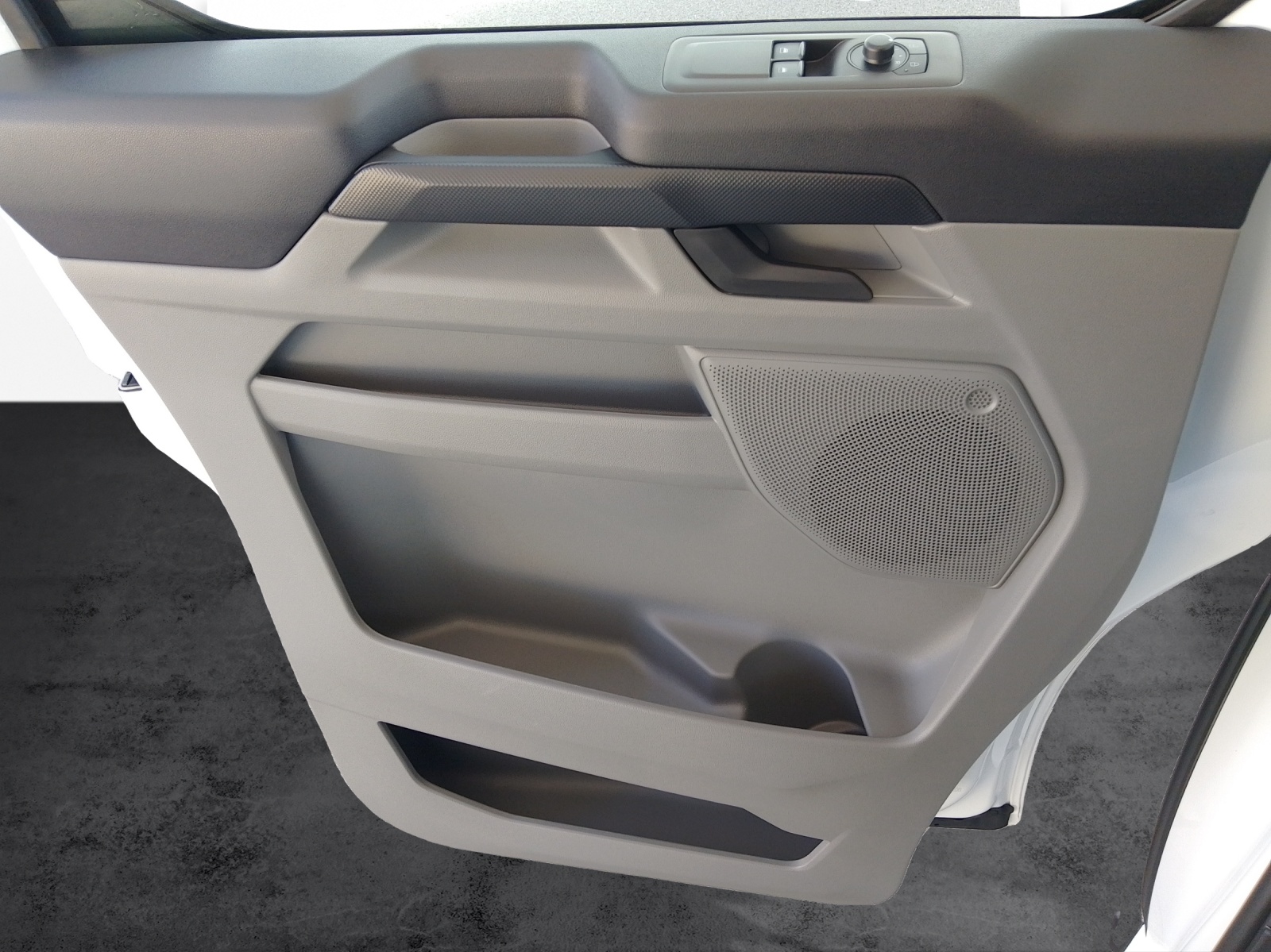 FORD Transit Custom Van 320 L1 2.5 Duratec 233 Trend PHEV-image-9