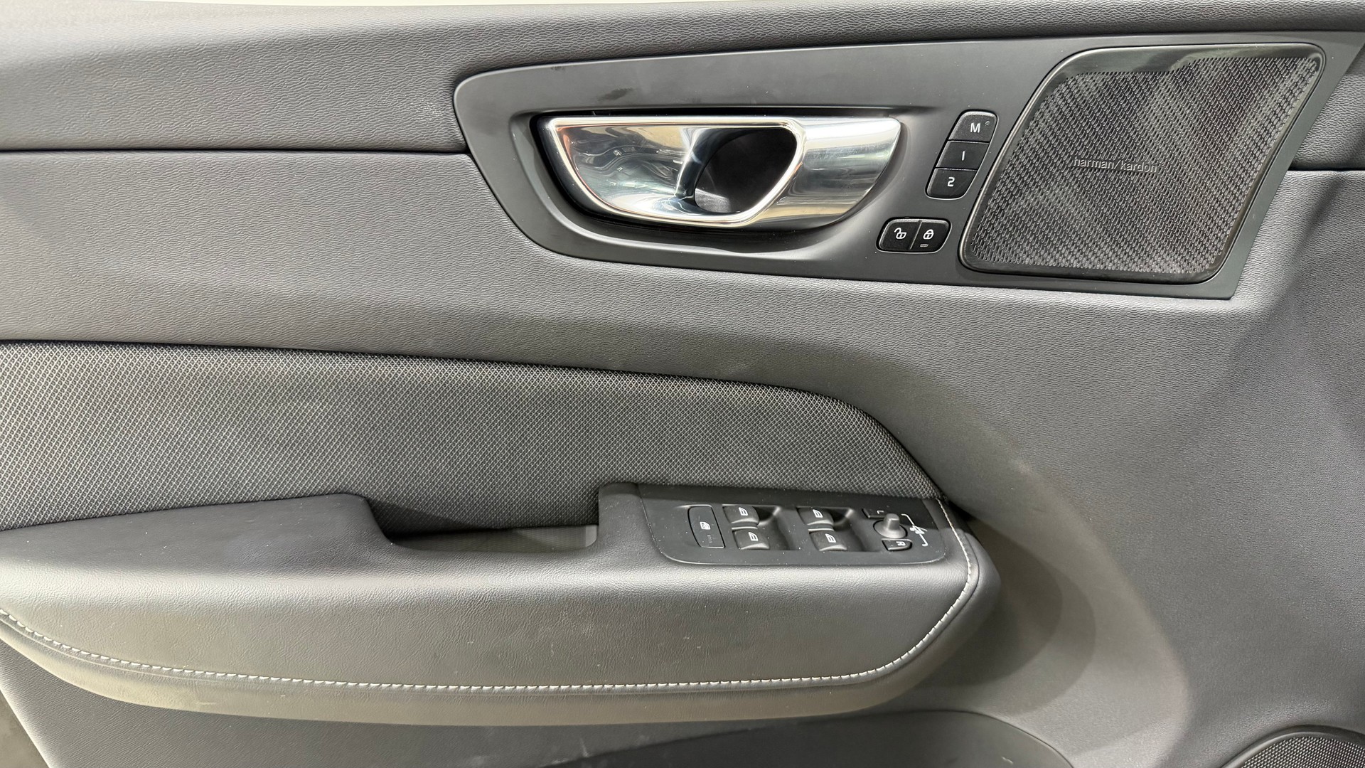 VOLVO XC60 2.0 T6 TE R-Design eAWD-image-10