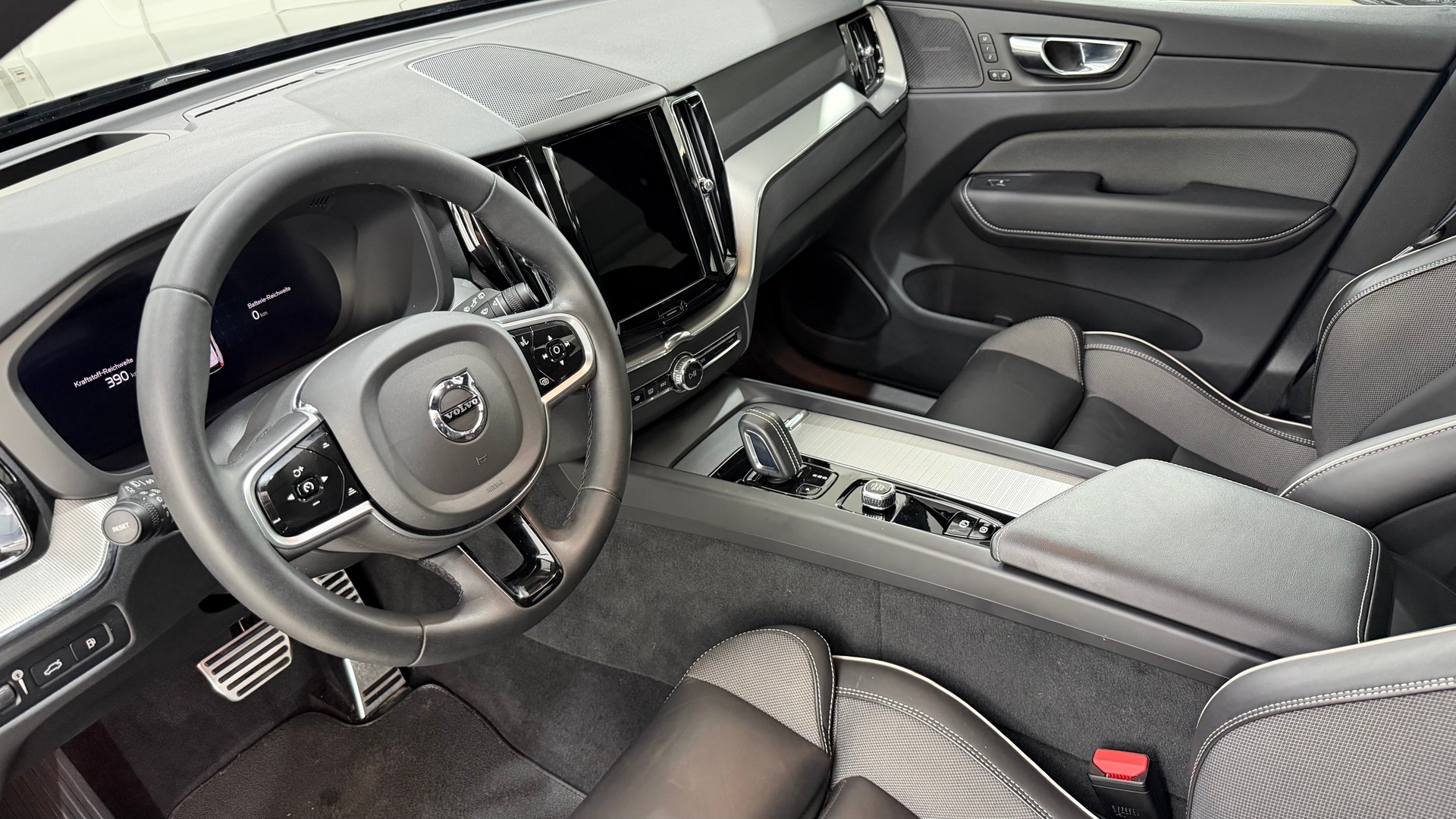 VOLVO XC60 2.0 T6 TE R-Design eAWD-image-3