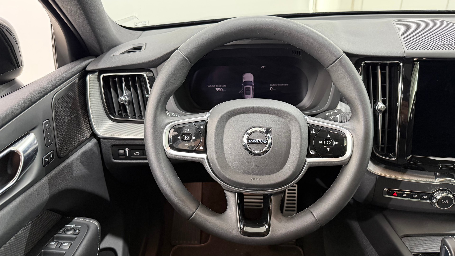 VOLVO XC60 2.0 T6 TE R-Design eAWD-image-12