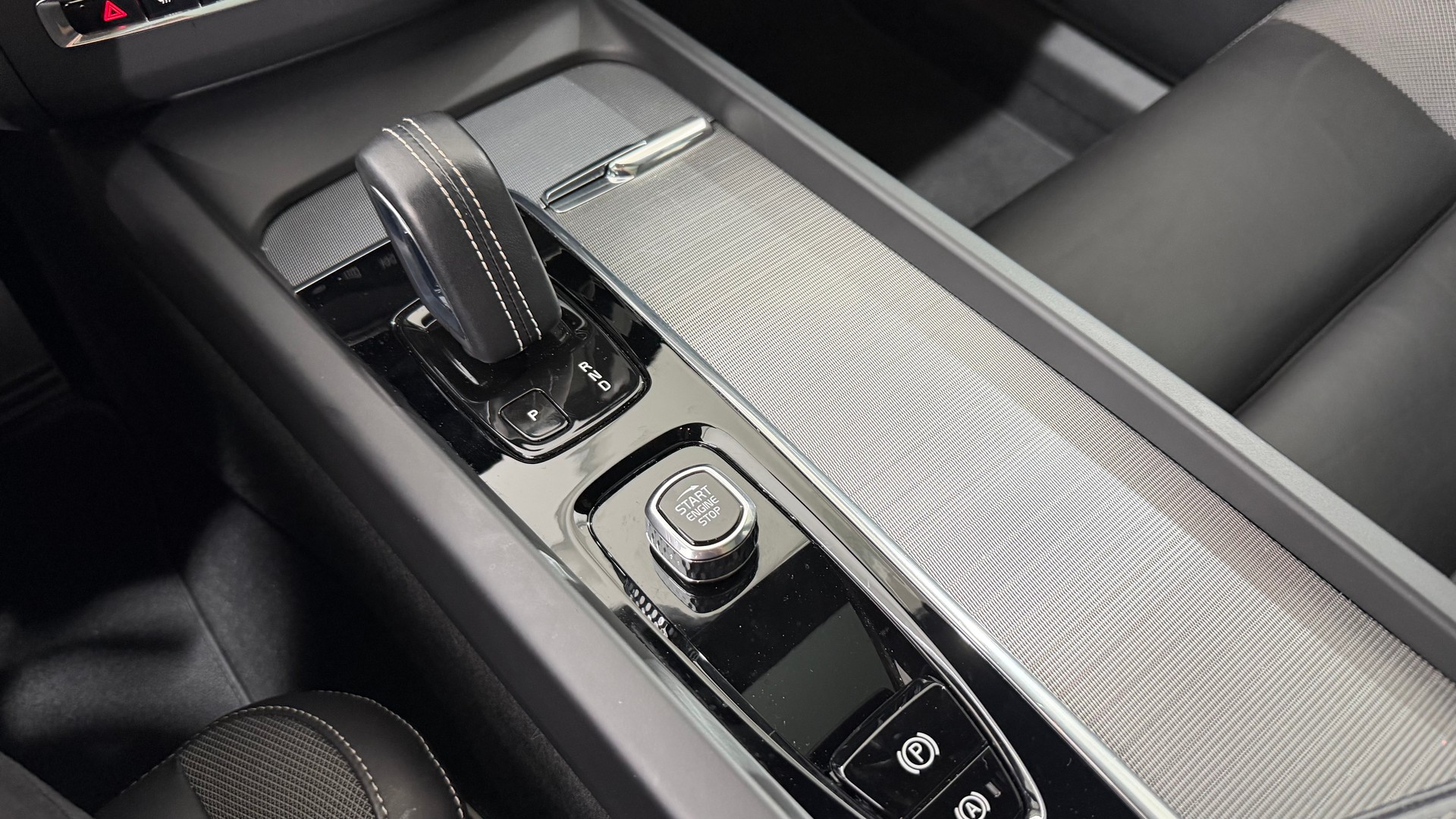 VOLVO XC60 2.0 T6 TE R-Design eAWD-image-11