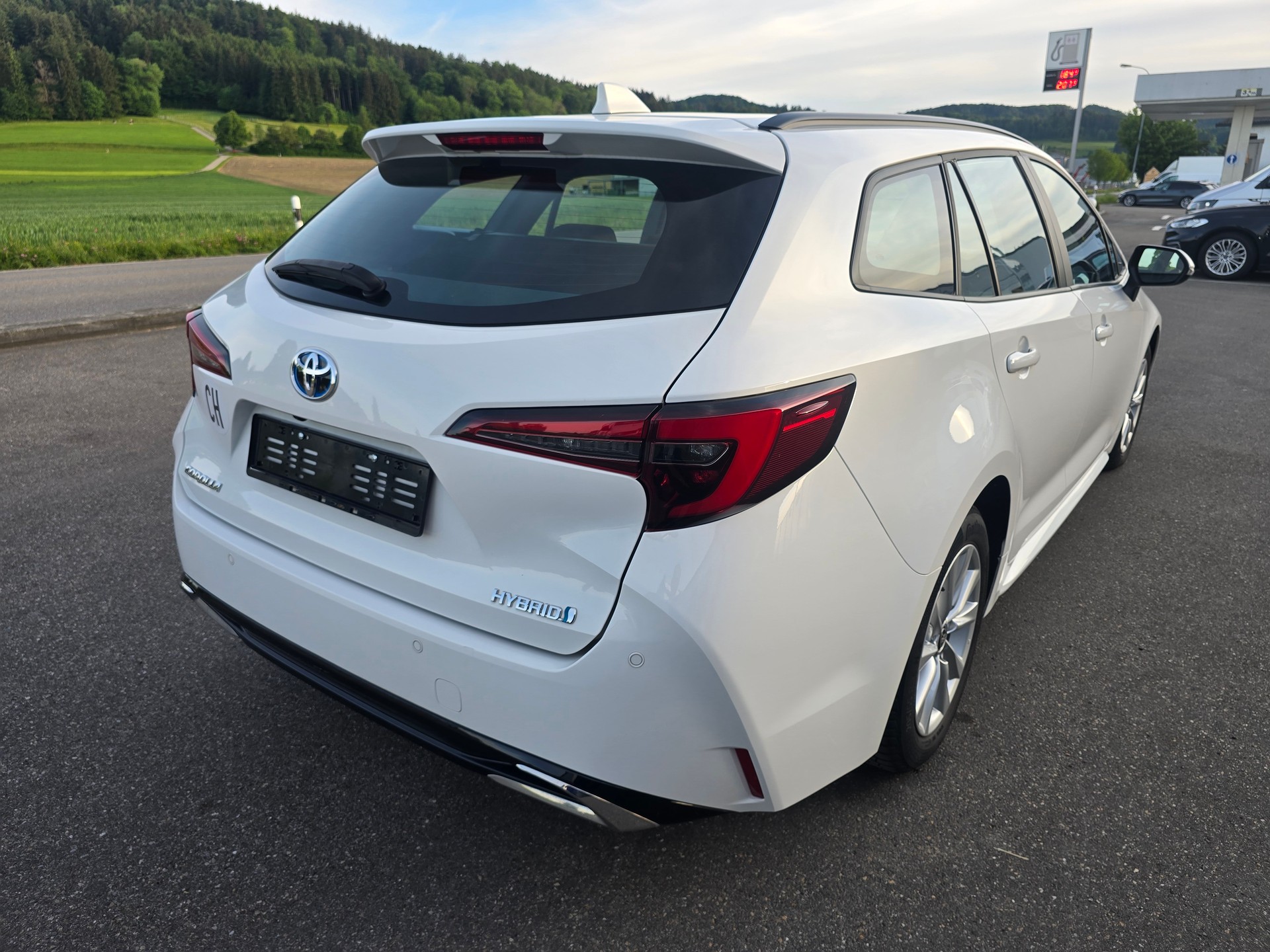 TOYOTA Corolla Touring Sports 1.8 HSD Comfort e-CVT-image-3