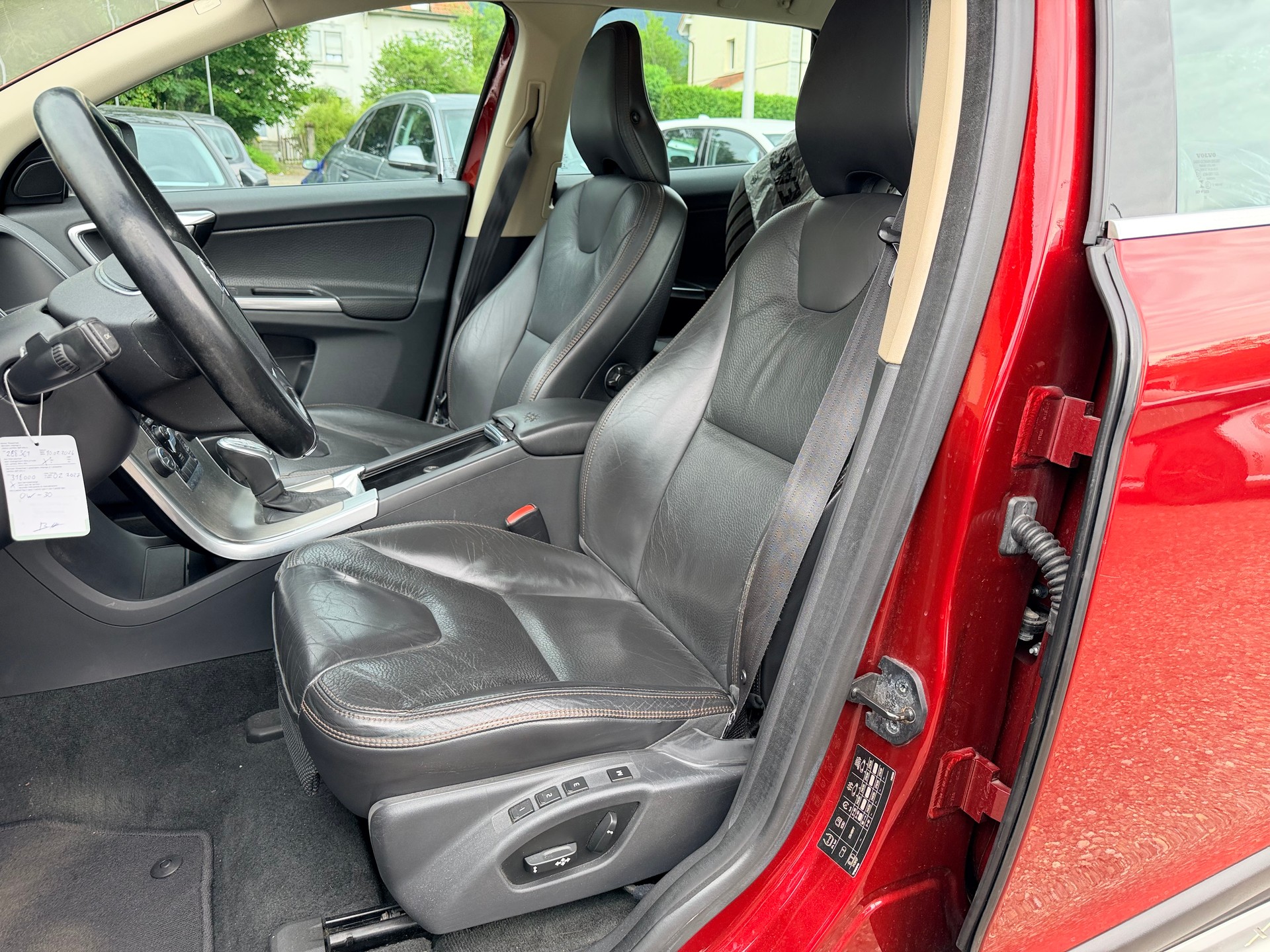 VOLVO XC60 D4 AWD Husky Edition Geartronic-image-16