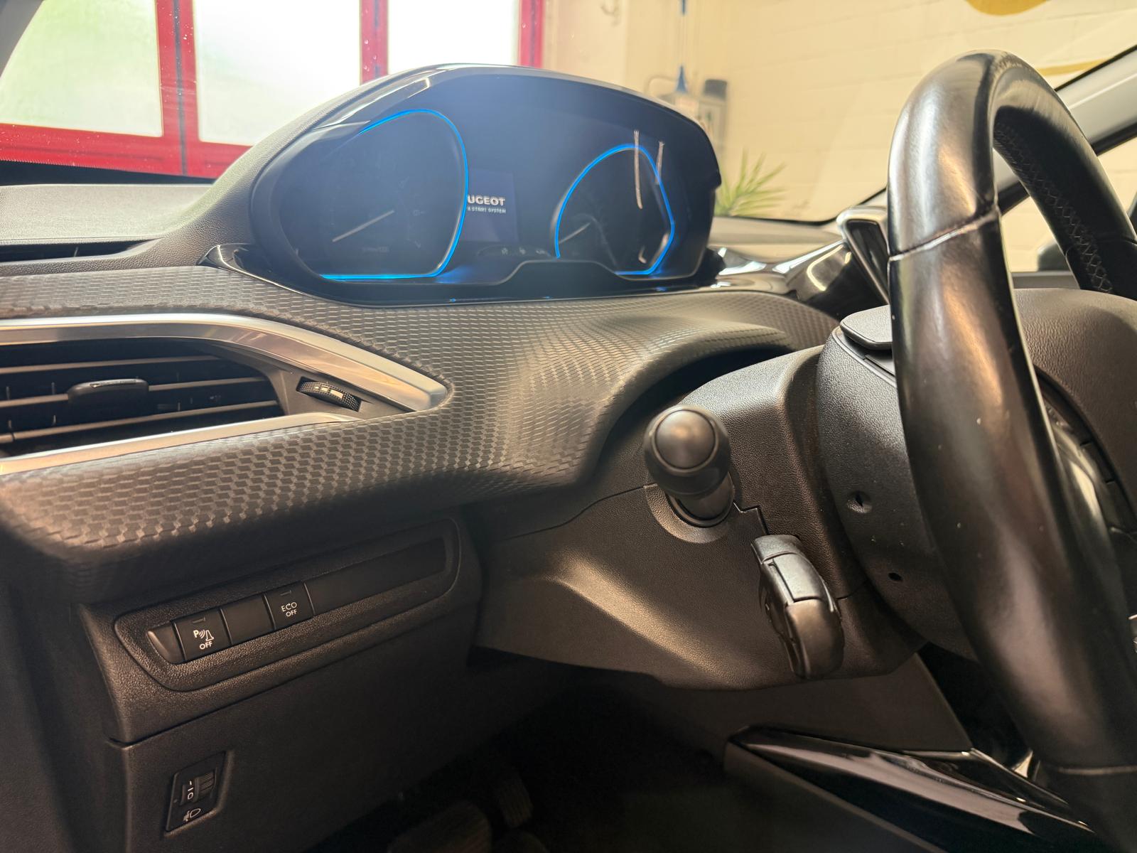 PEUGEOT 2008 1.2 PureTech Allure EAT6-image-13