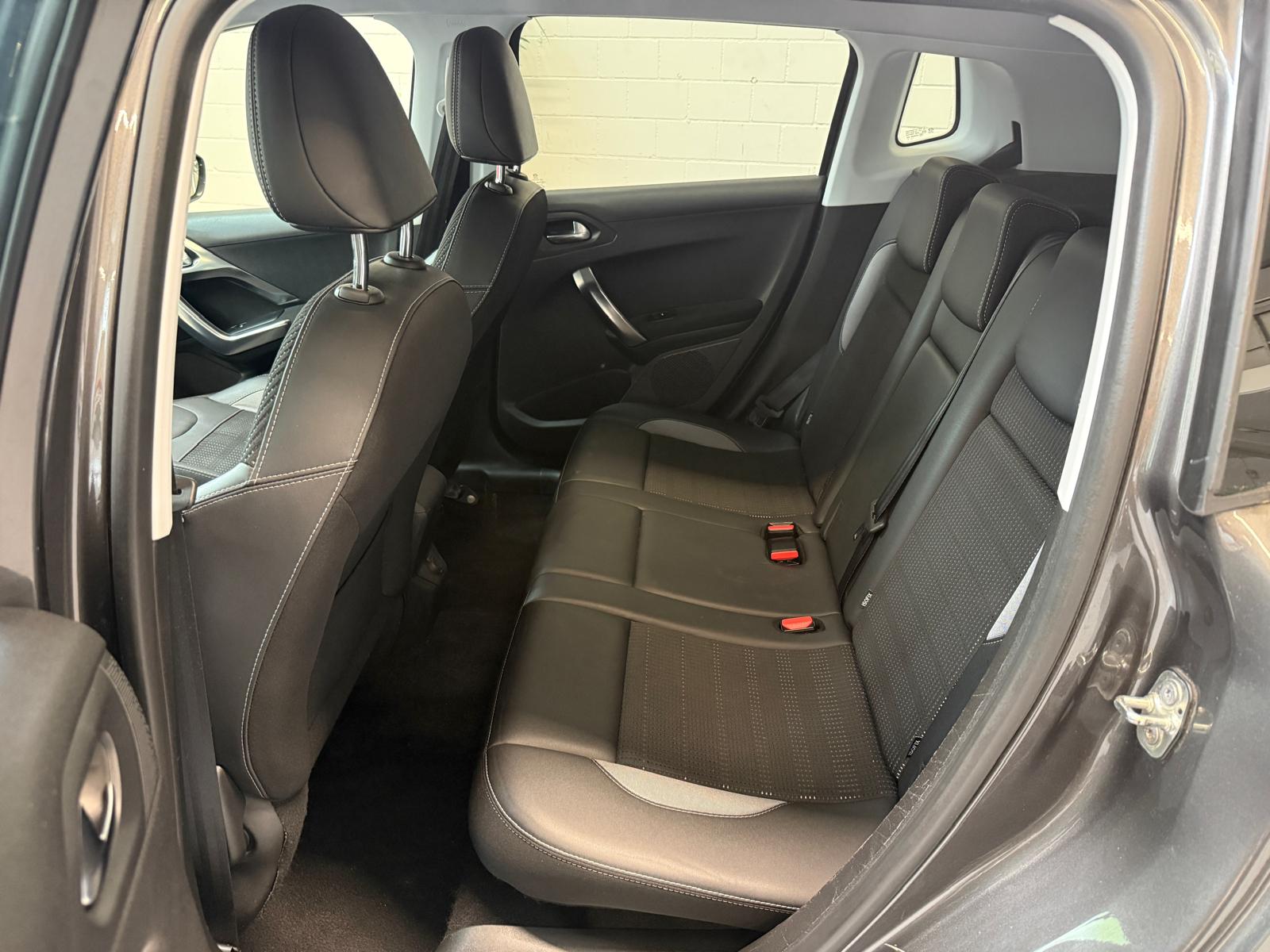PEUGEOT 2008 1.2 PureTech Allure EAT6-image-12