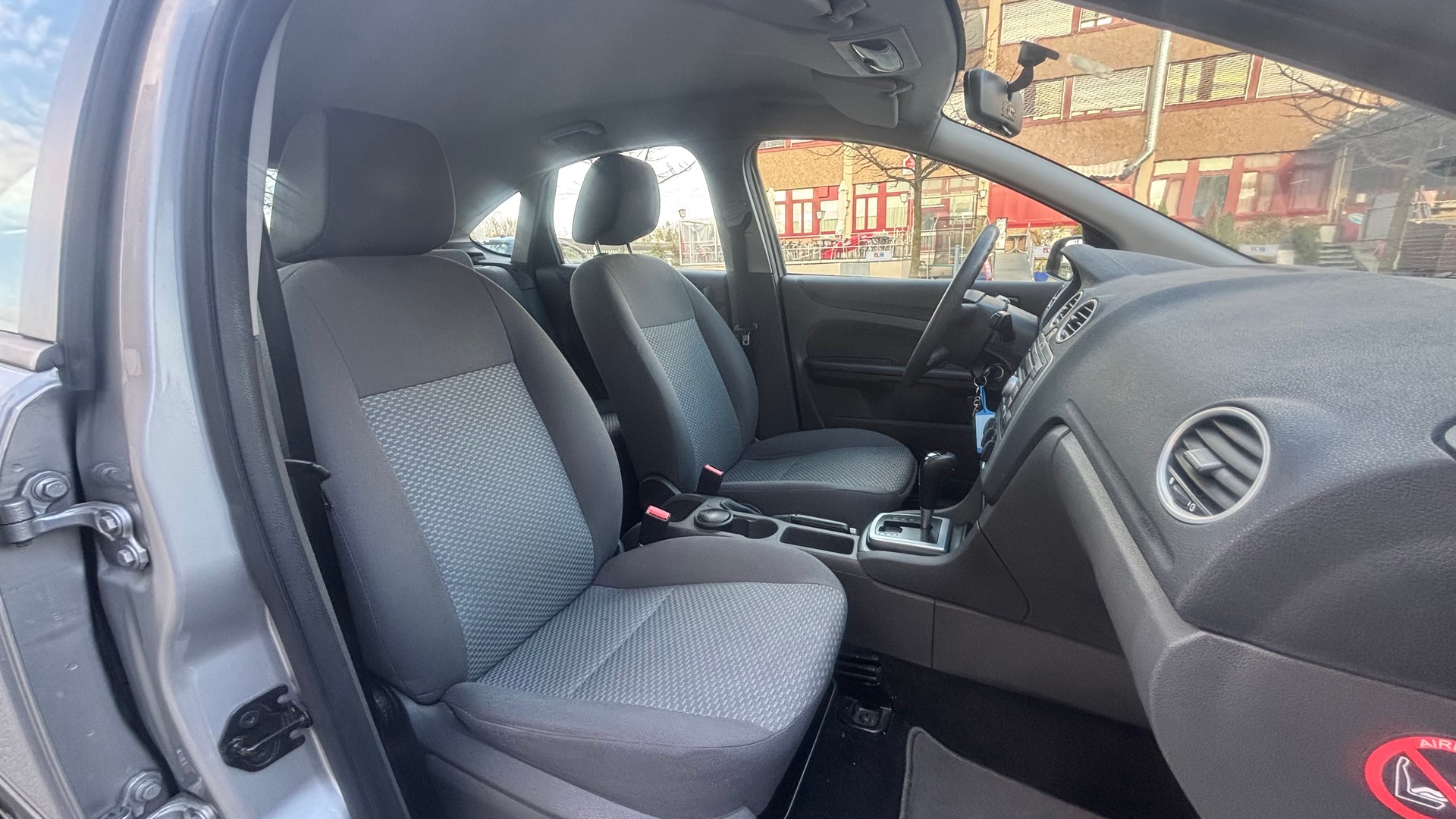 FORD Focus 1.6i Trend-image-6