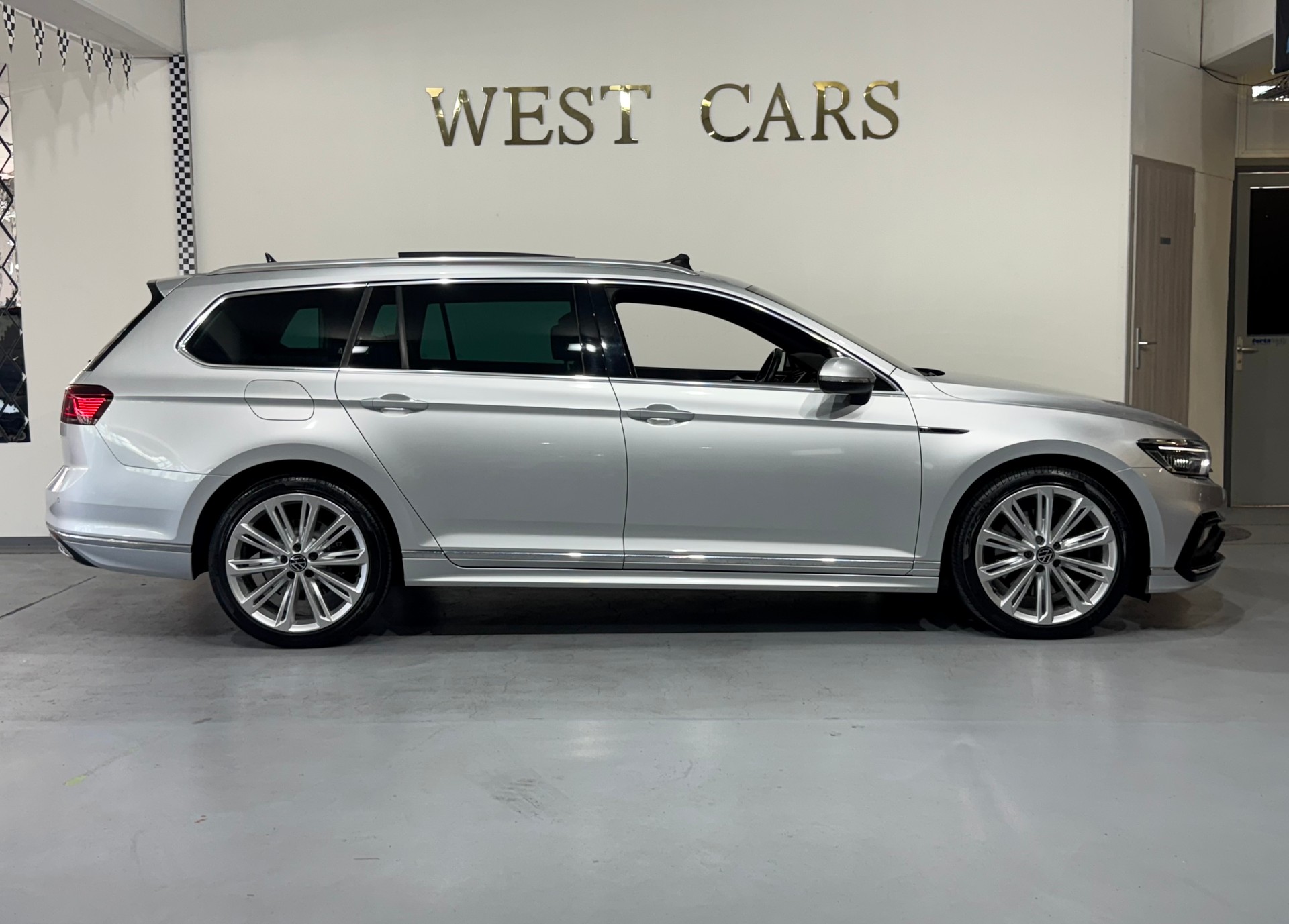 VW Passat 2.0 TDI BMT R-Line Edition 4Motion DSG-image-2