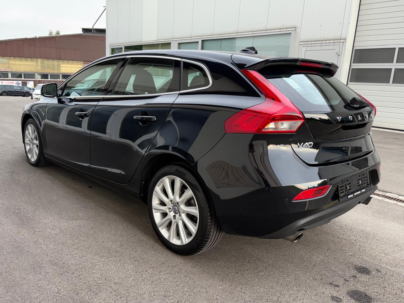 VOLVO V40 D3 Summum Geartronic-image-2