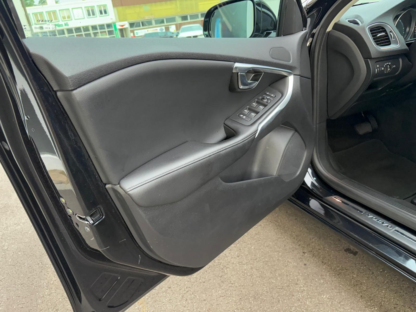 VOLVO V40 D3 Summum Geartronic-image-4