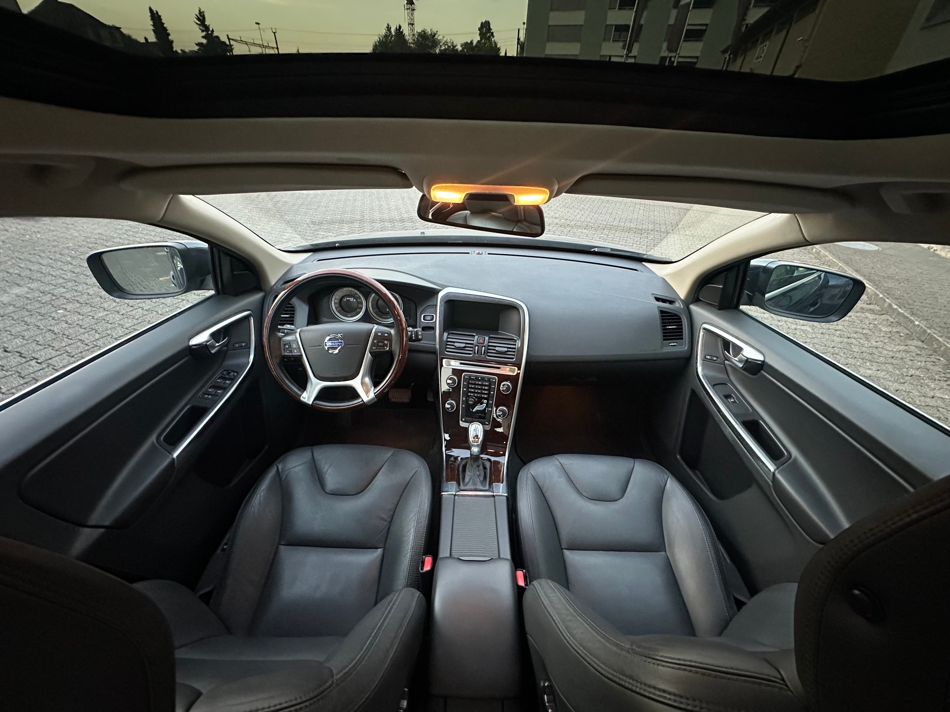 VOLVO XC60 D4 Summum Geartronic-image-8