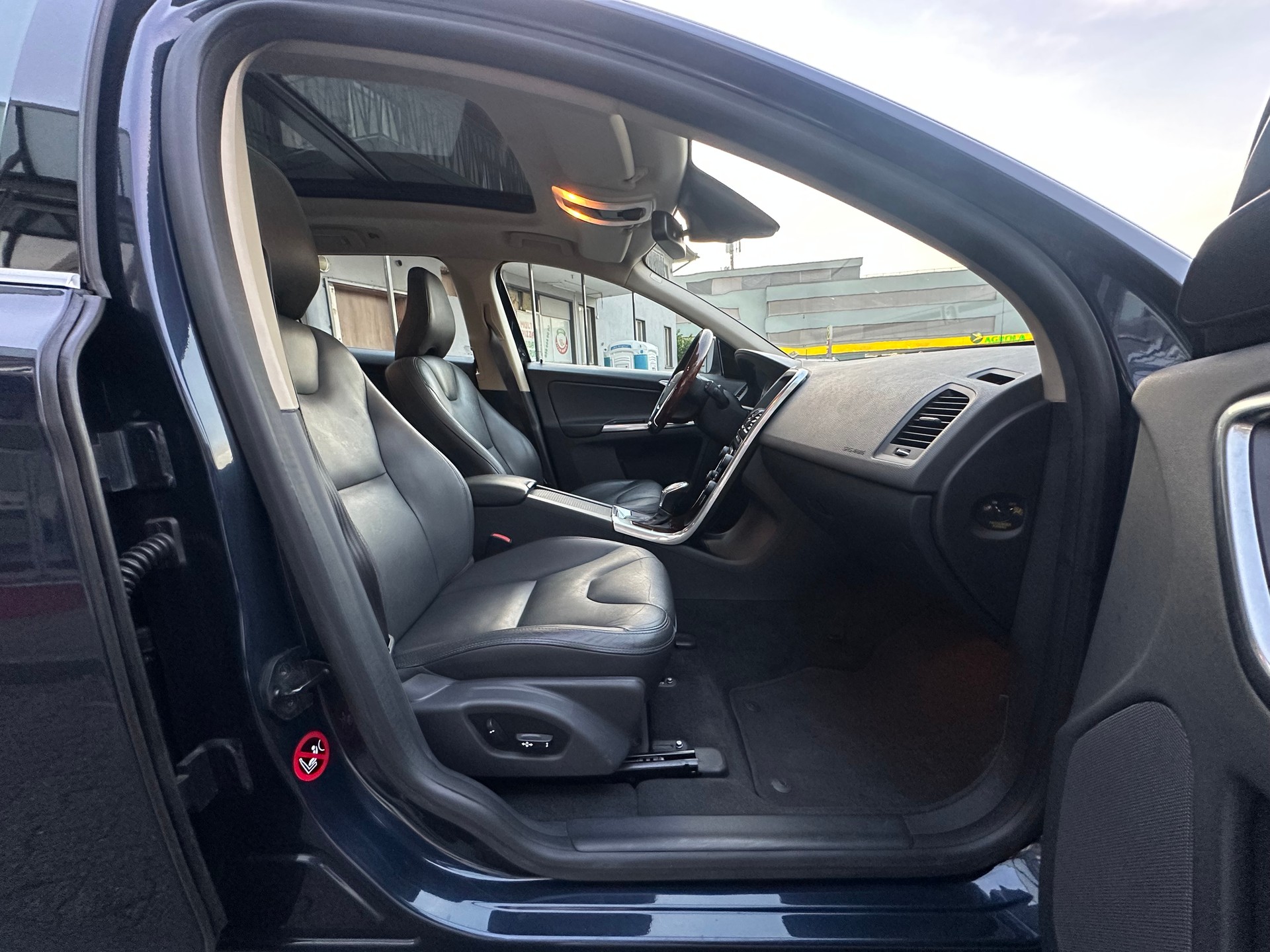 VOLVO XC60 D4 Summum Geartronic-image-6