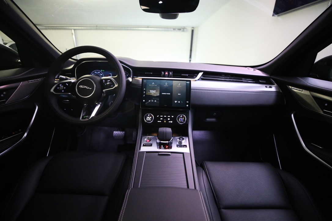 JAGUAR F-Pace 2.0 P250 R-Dynamic SE AWD-image-5