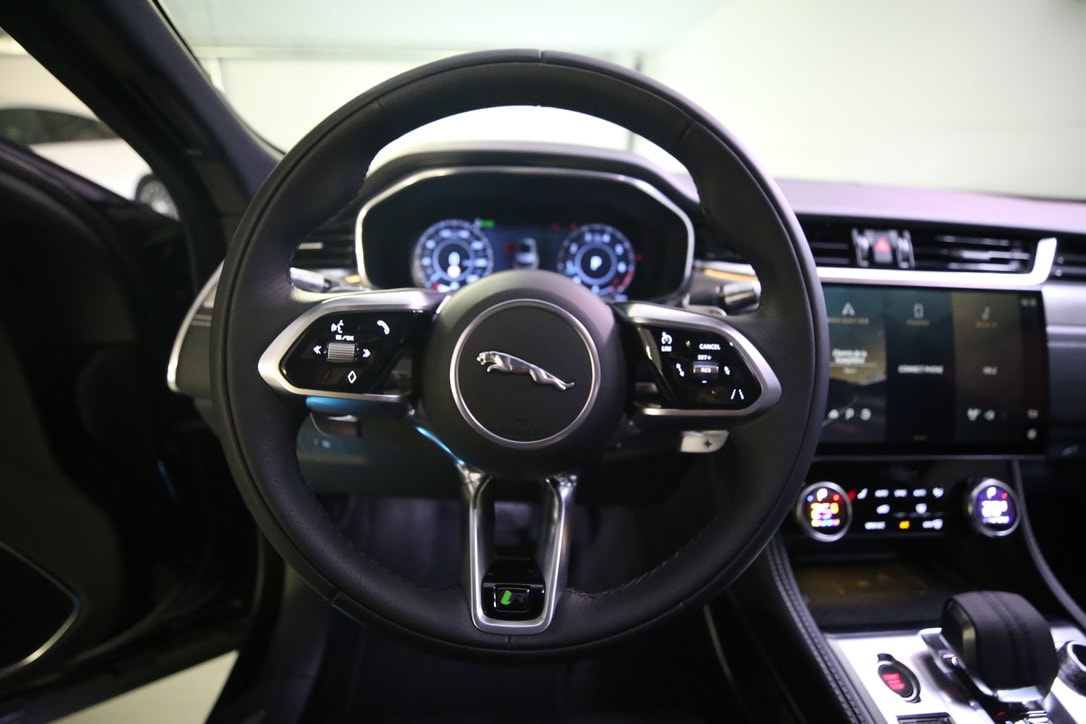 JAGUAR F-Pace 2.0 P250 R-Dynamic SE AWD-image-10