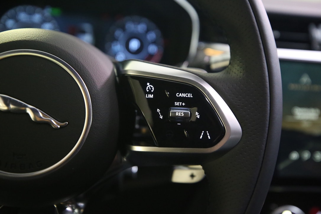 JAGUAR F-Pace 2.0 P250 R-Dynamic SE AWD-image-11