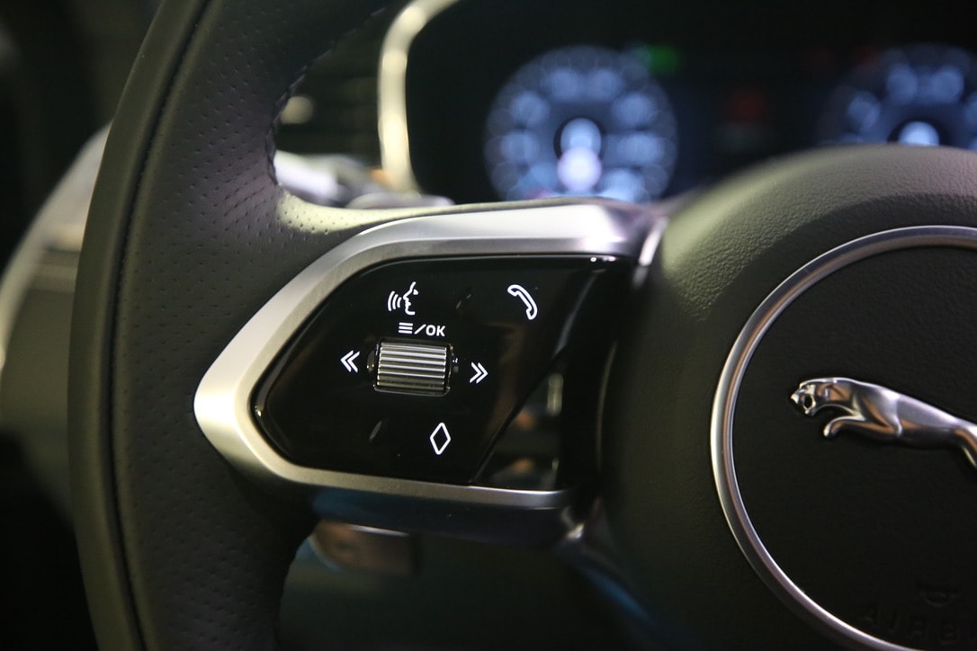 JAGUAR F-Pace 2.0 P250 R-Dynamic SE AWD-image-12