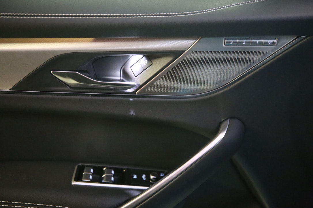 JAGUAR F-Pace 2.0 P250 R-Dynamic SE AWD-image-8