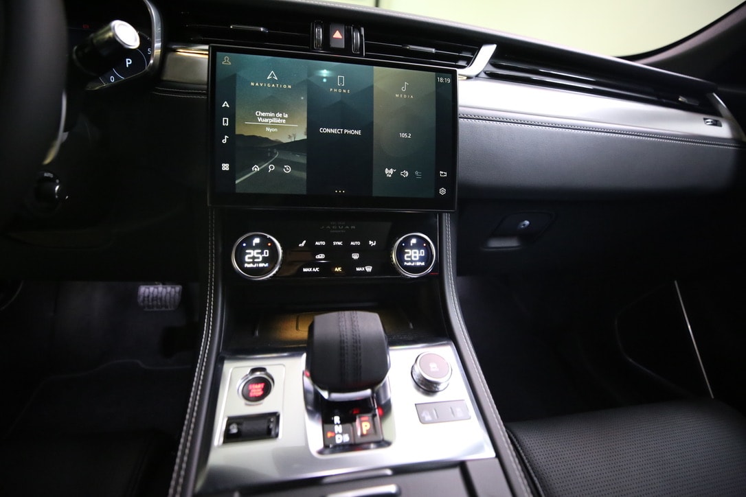 JAGUAR F-Pace 2.0 P250 R-Dynamic SE AWD-image-13