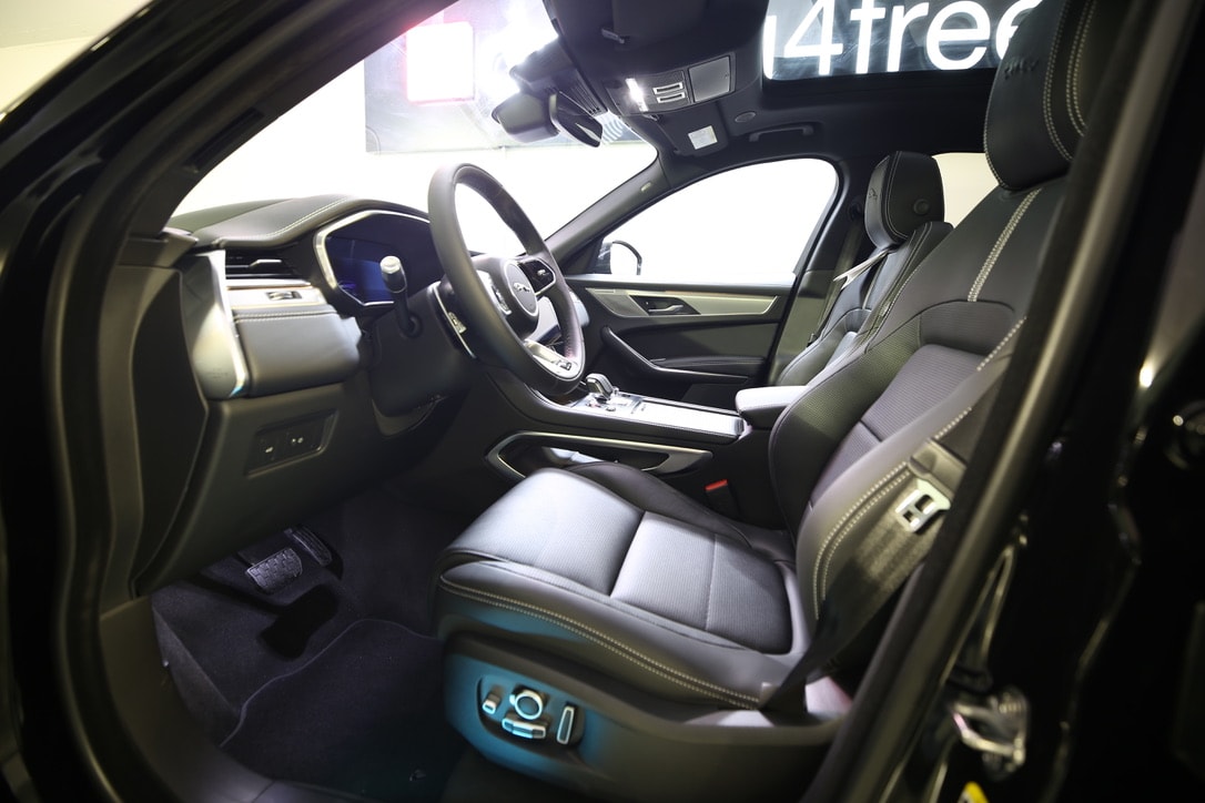 JAGUAR F-Pace 2.0 P250 R-Dynamic SE AWD-image-6