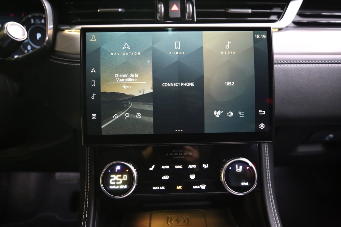 JAGUAR F-Pace 2.0 P250 R-Dynamic SE AWD-image-15