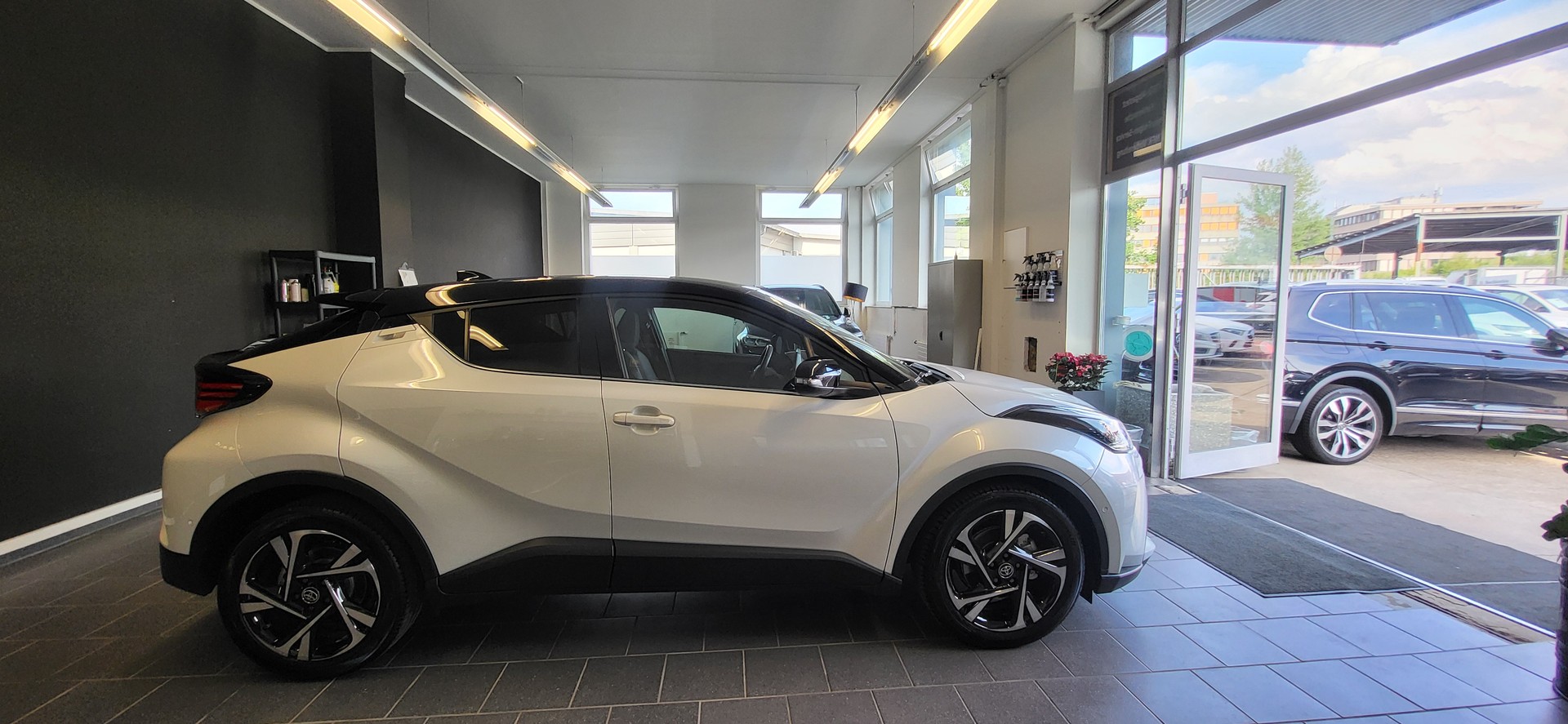 TOYOTA C-HR 1.8 HSD CVT Trend-image-3