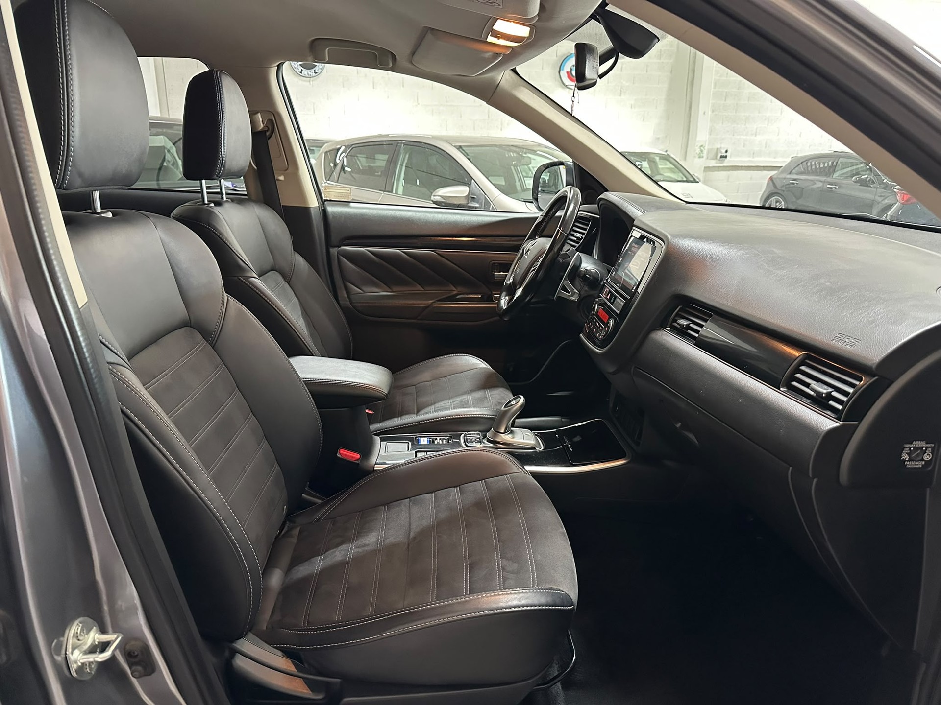 MITSUBISHI Outlander 2.4 PHEV Style 4WD Automatic-image-11