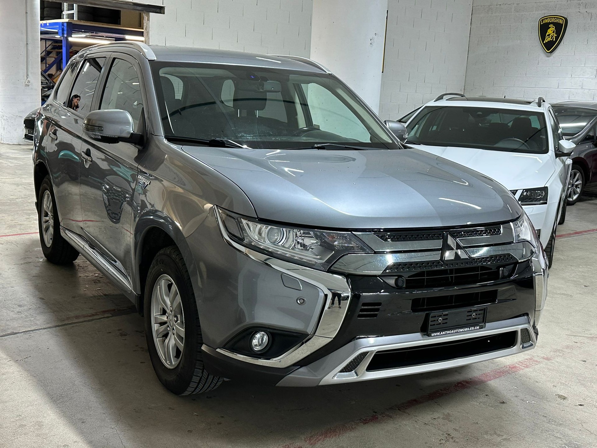 MITSUBISHI Outlander 2.4 PHEV Style 4WD Automatic-image-1