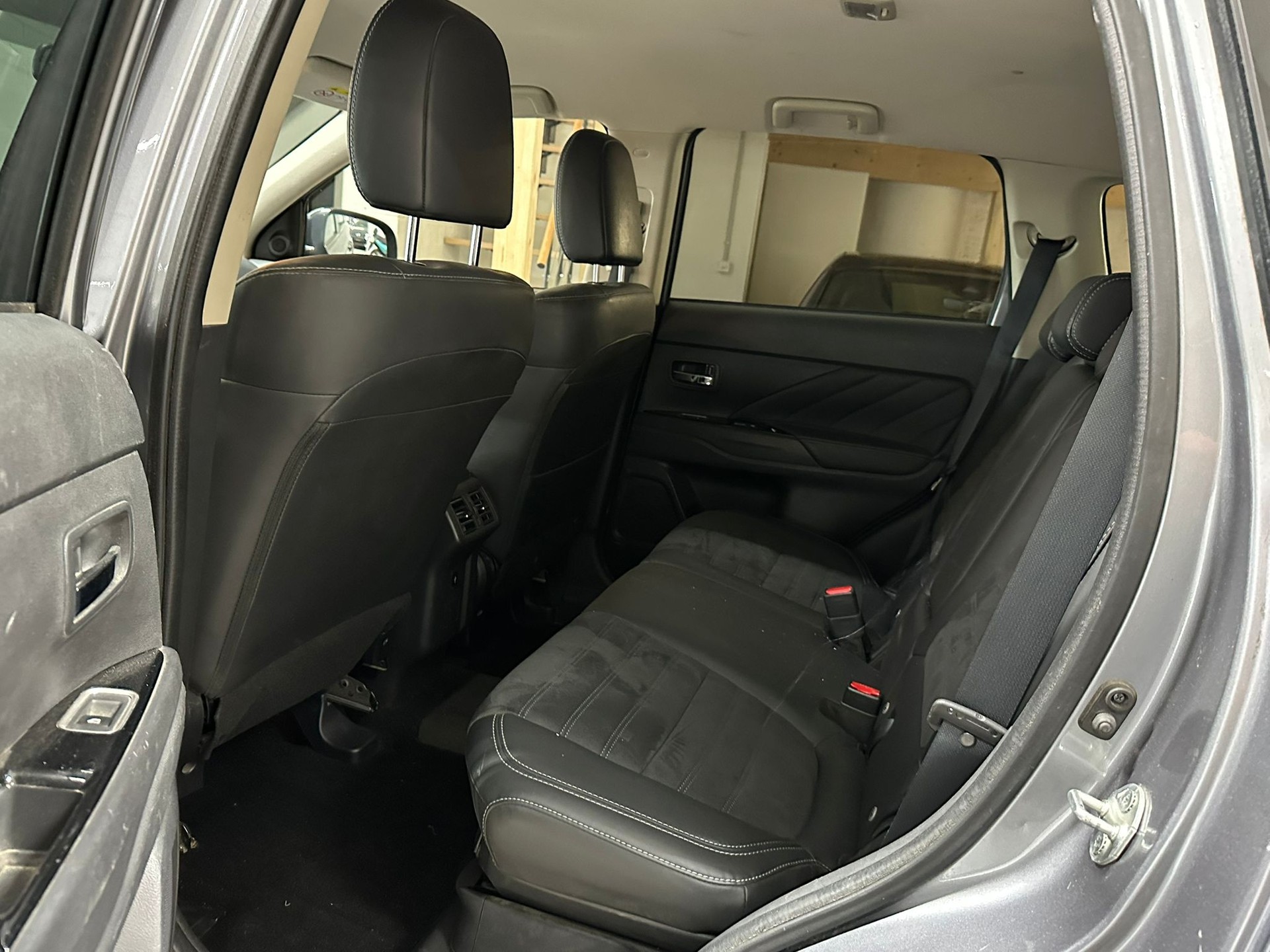 MITSUBISHI Outlander 2.4 PHEV Style 4WD Automatic-image-12