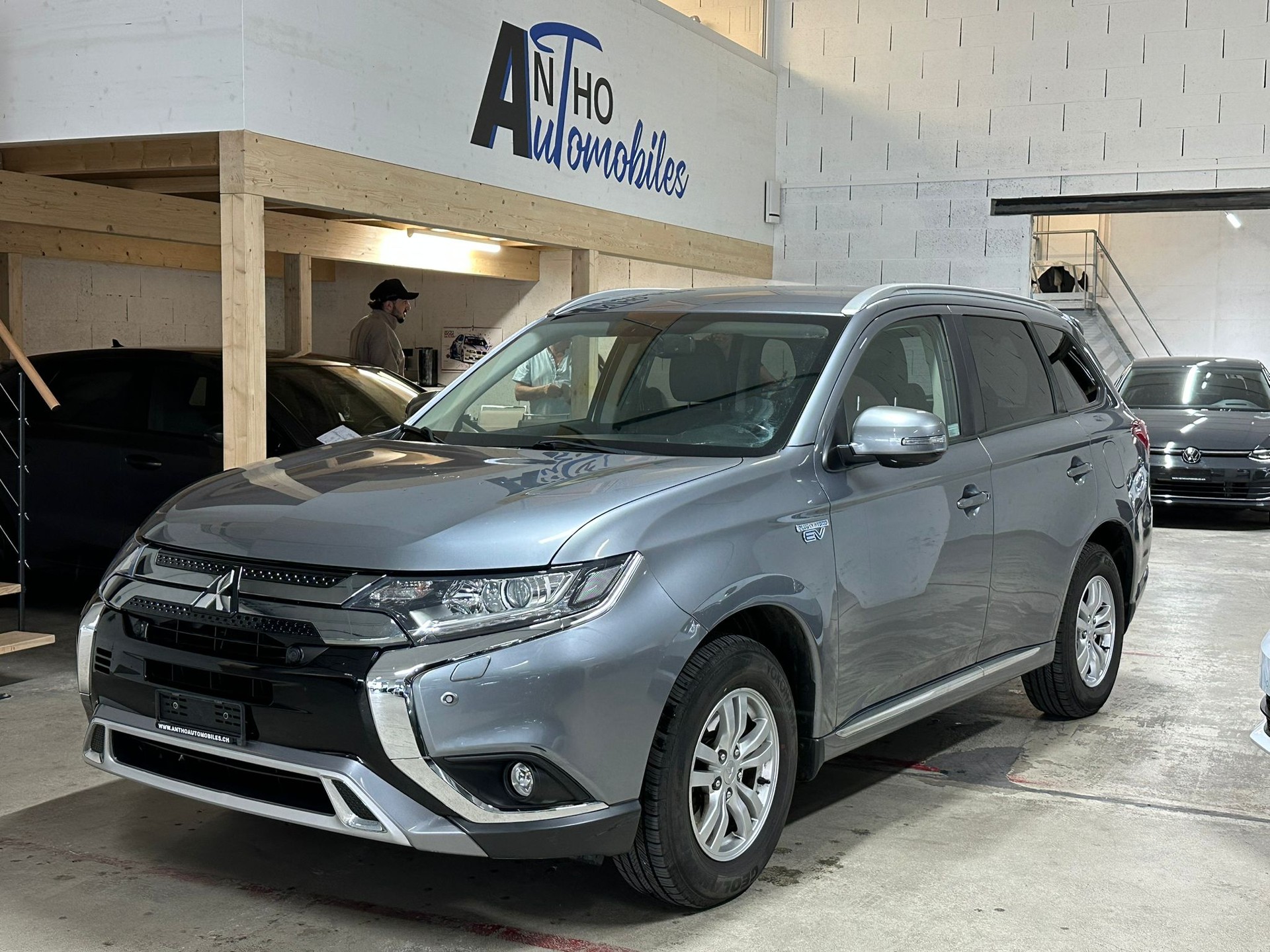 MITSUBISHI Outlander 2.4 PHEV Style 4WD Automatic-image-0