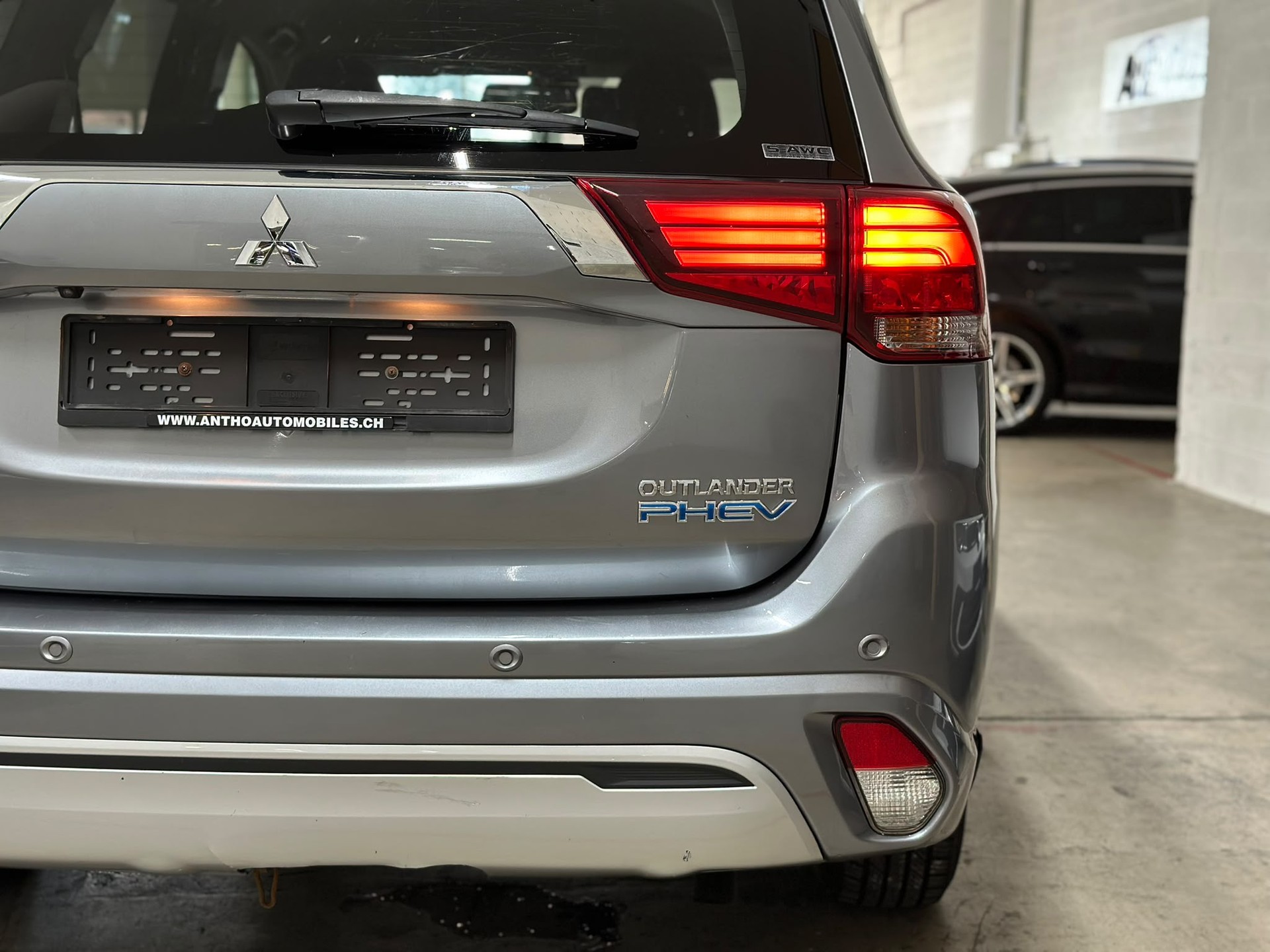 MITSUBISHI Outlander 2.4 PHEV Style 4WD Automatic-image-6