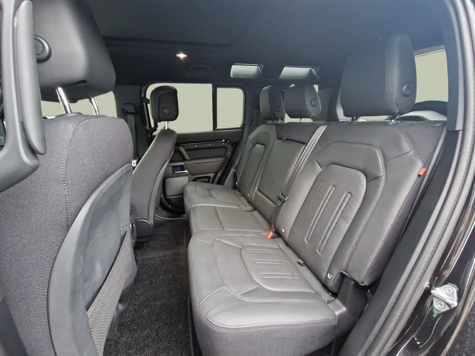 LAND ROVER Defender 110 3.0 D I6 300 X-image-10