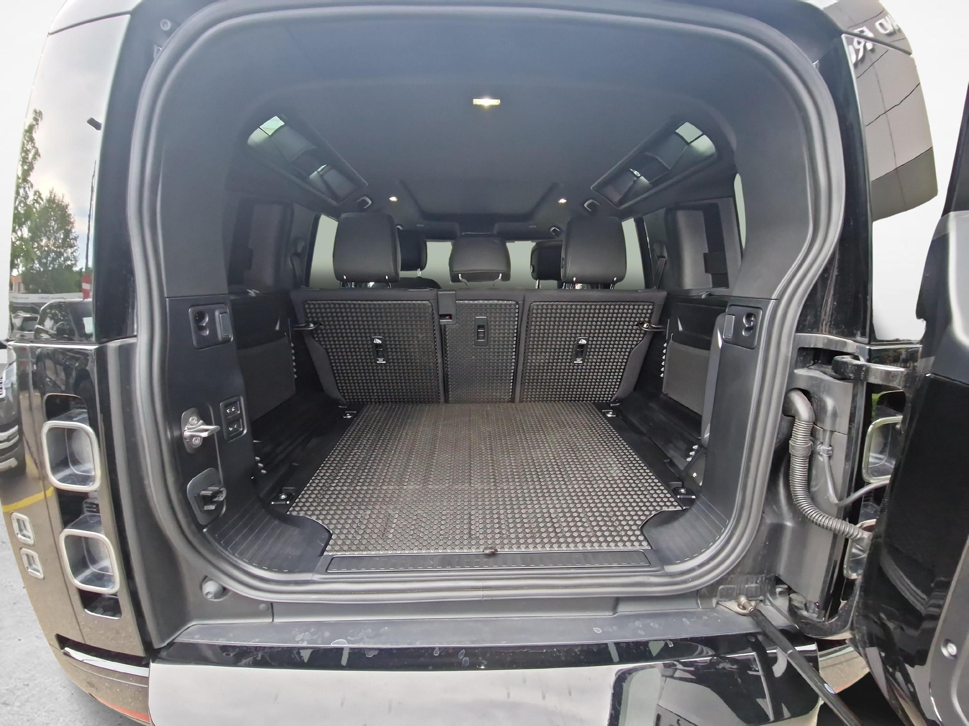 LAND ROVER Defender 110 3.0 D I6 300 X-image-11