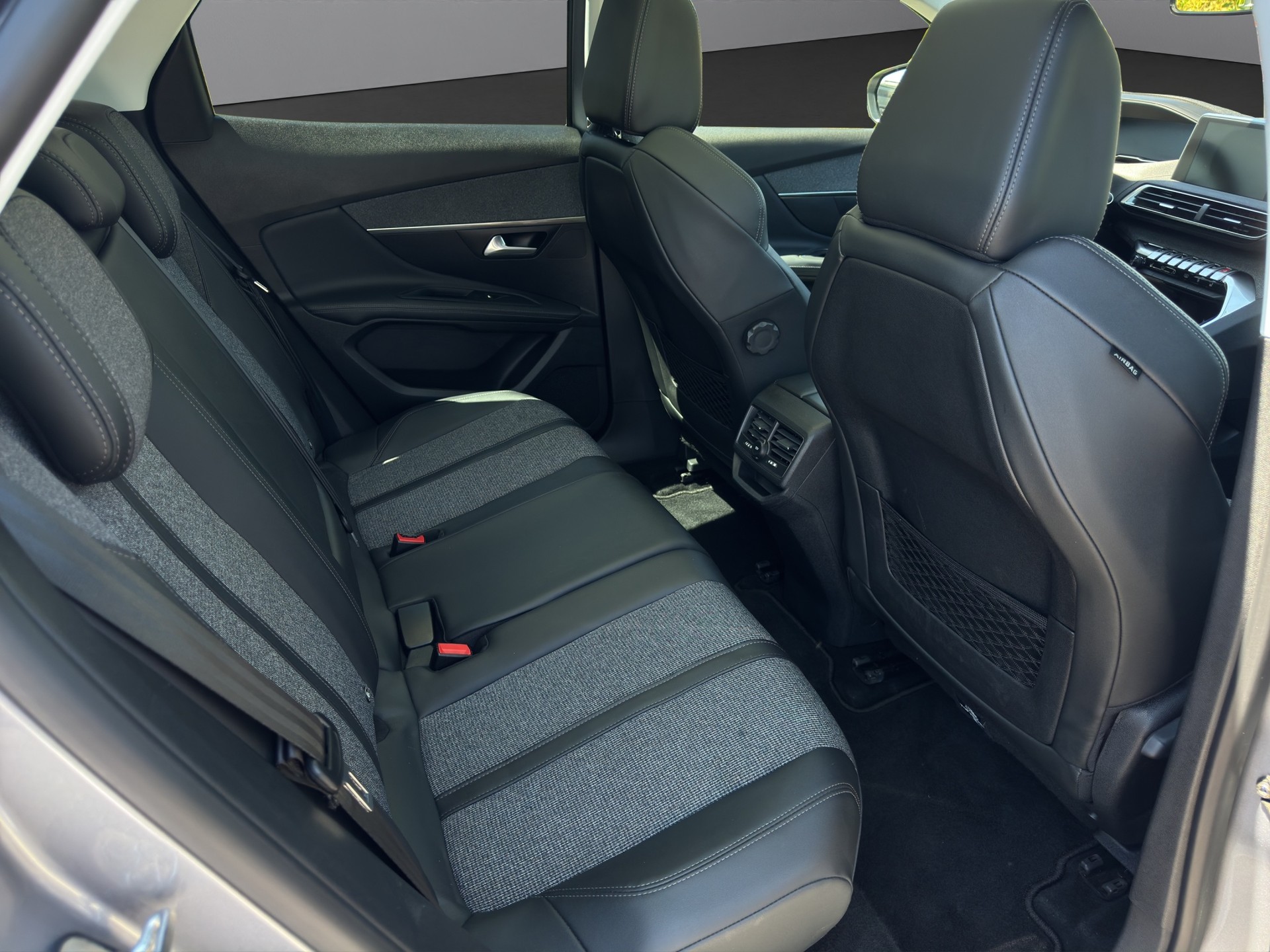 PEUGEOT 3008 1.5 BlueHDi Allure EAT-image-9